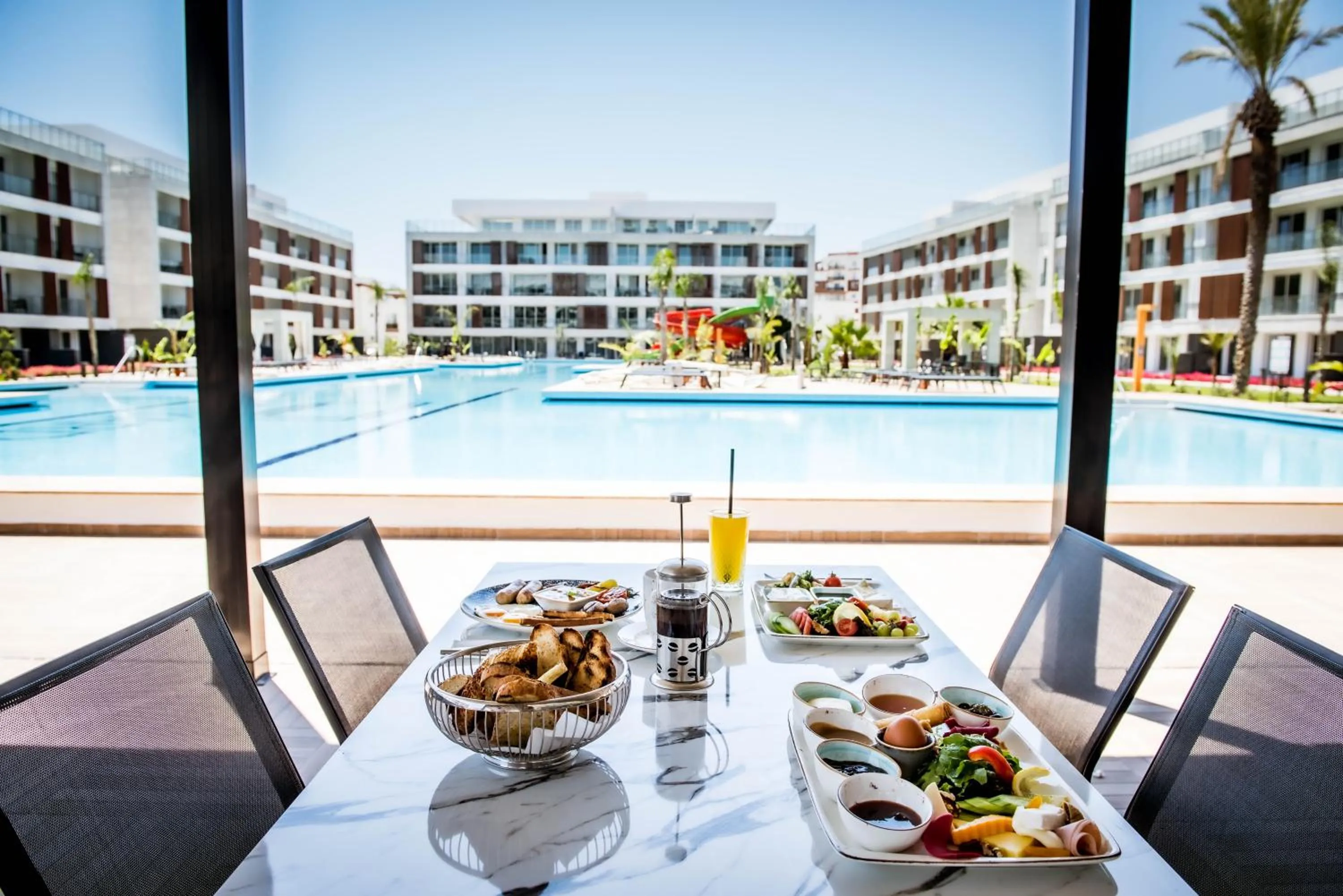 Breakfast in Courtyard Long Beach Holiday Resort