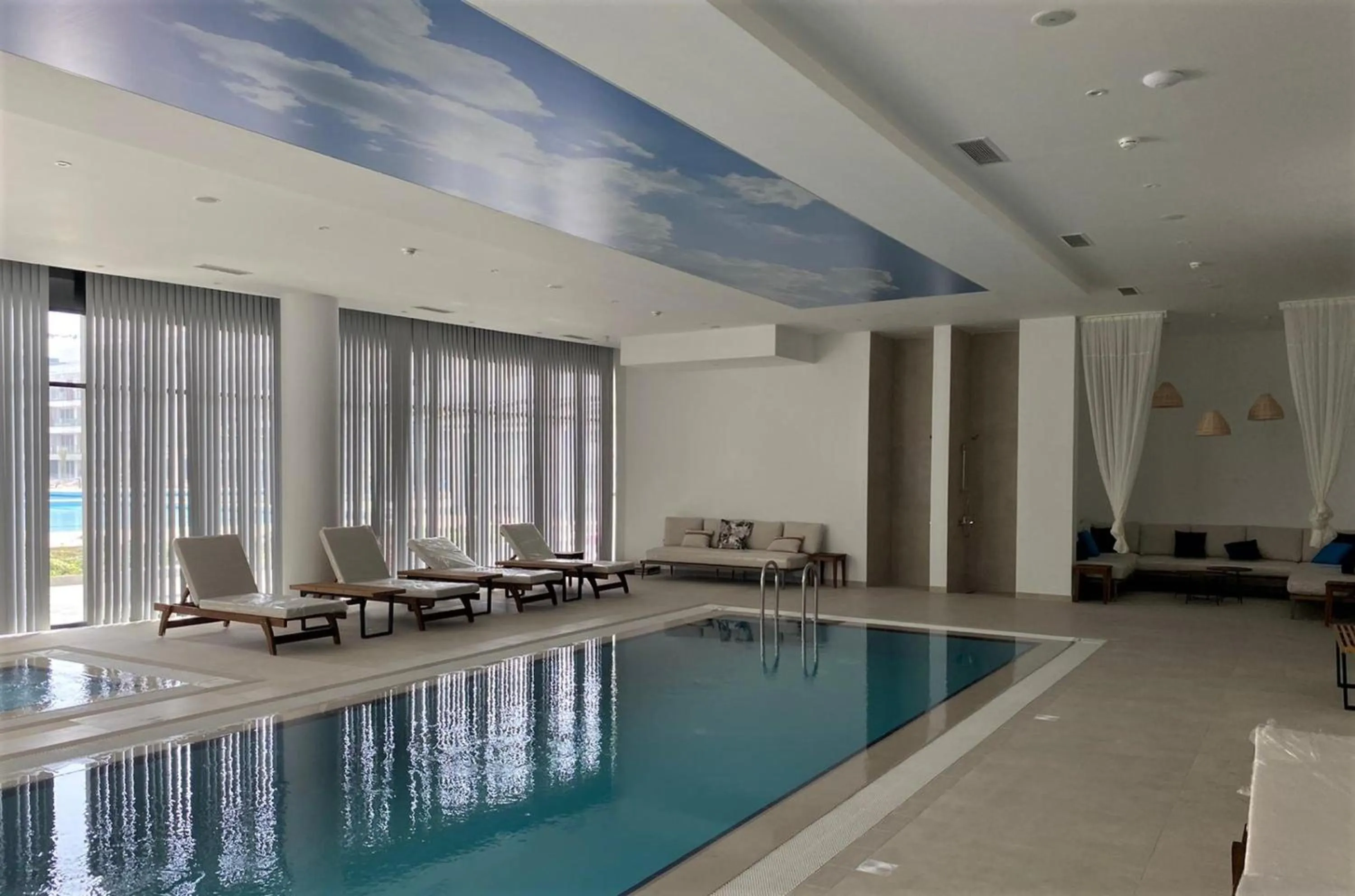 Swimming pool in Courtyard Long Beach Holiday Resort