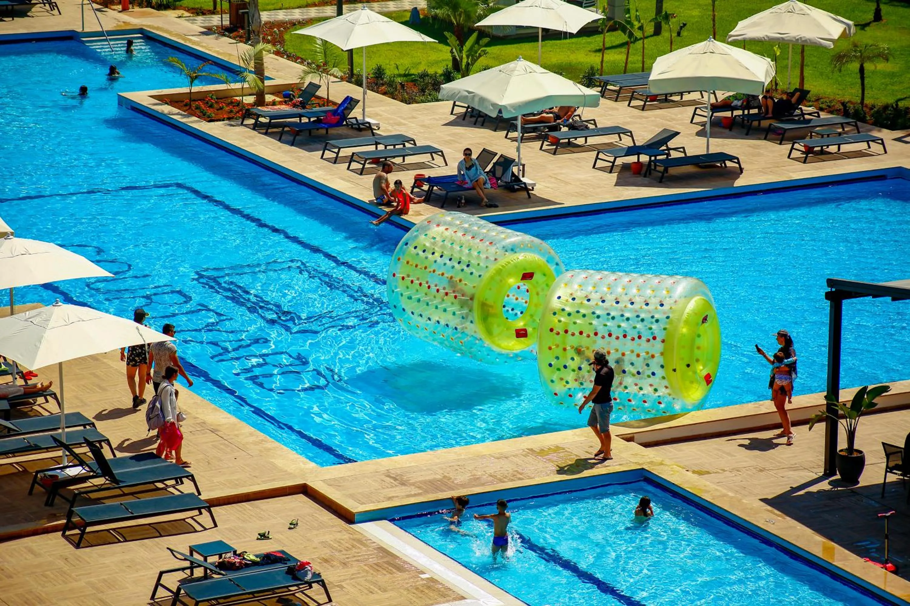 Swimming pool in Courtyard Long Beach Holiday Resort