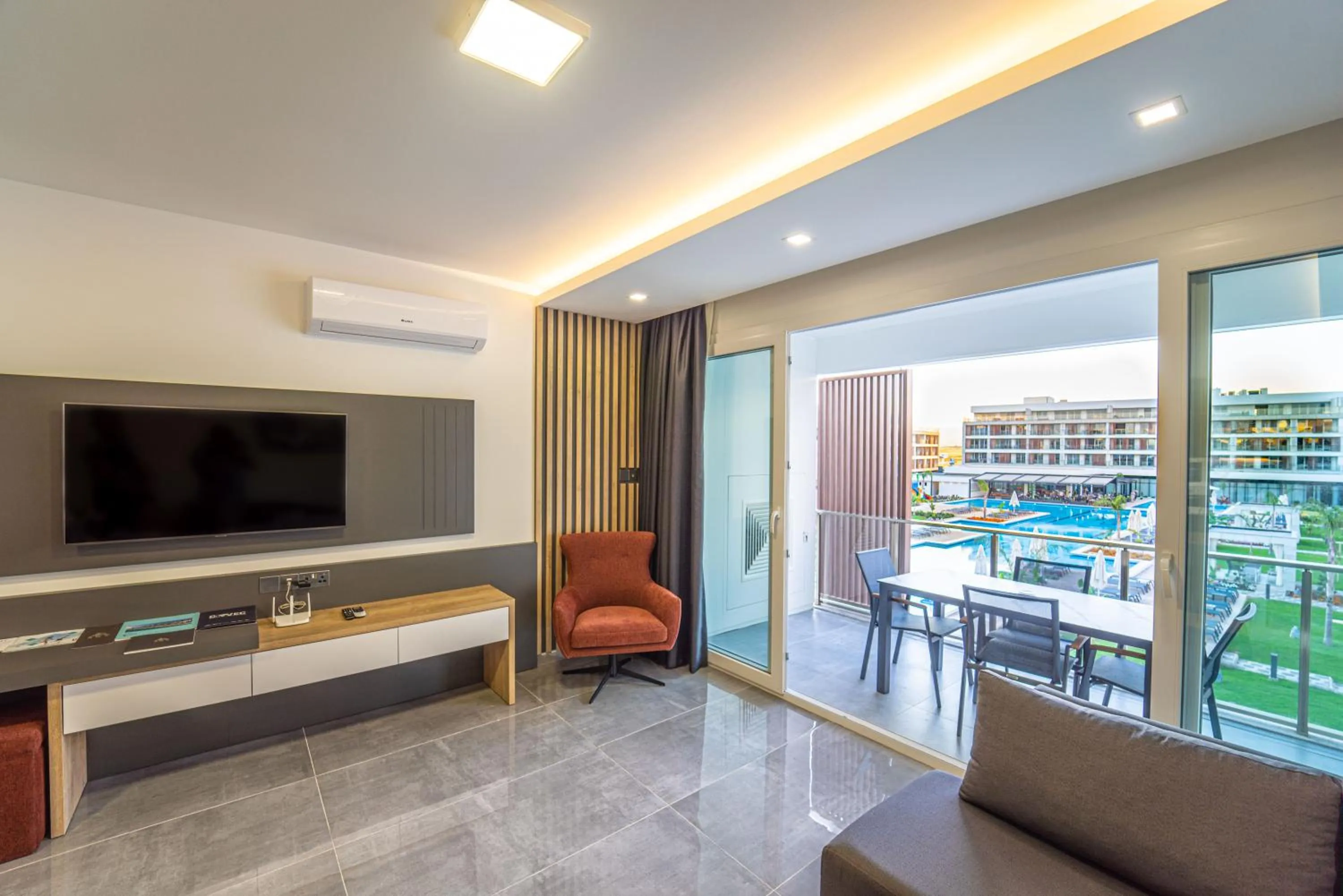 TV and multimedia in Courtyard Long Beach Holiday Resort