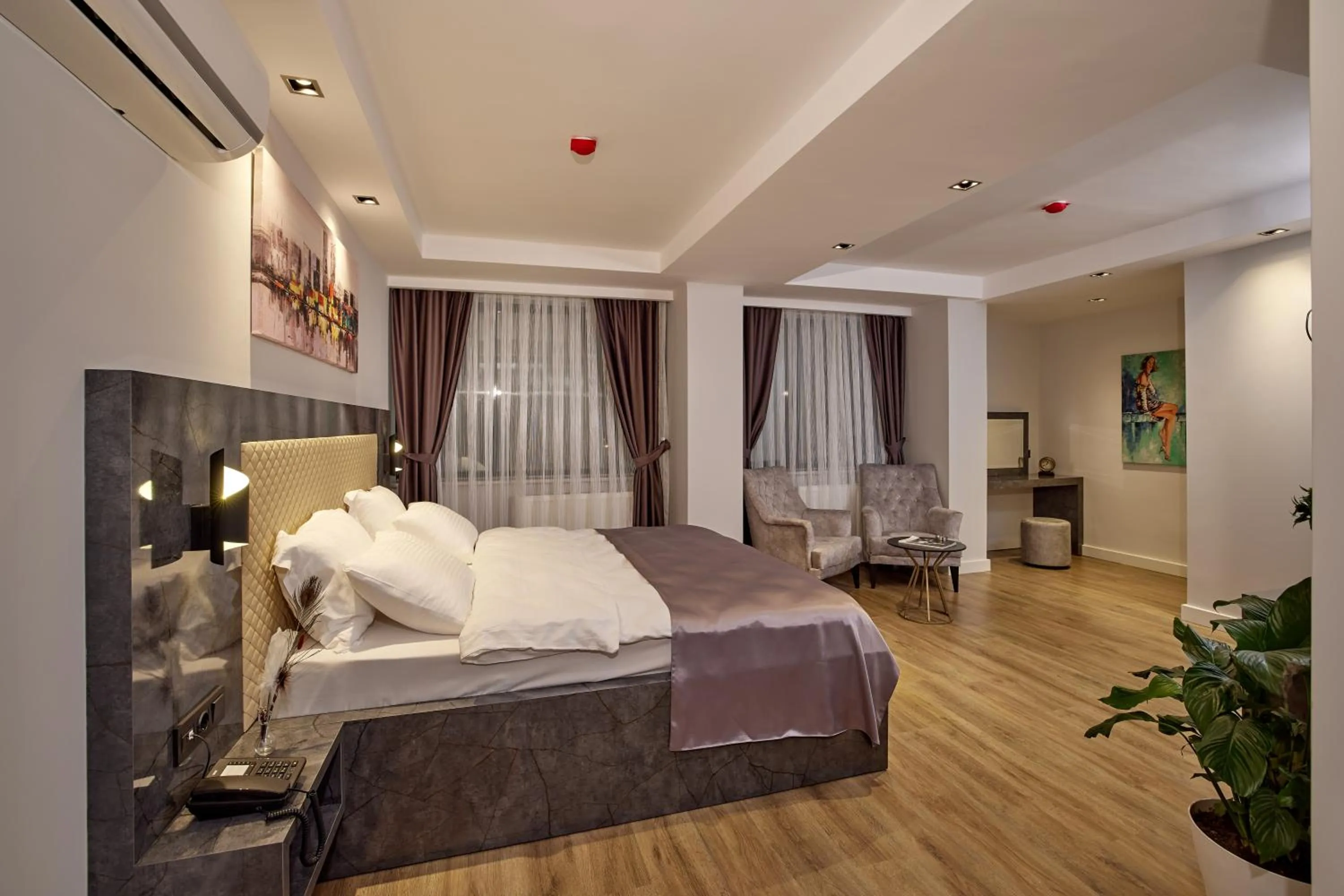 Photo of the whole room, Bed in The Bold Hotel