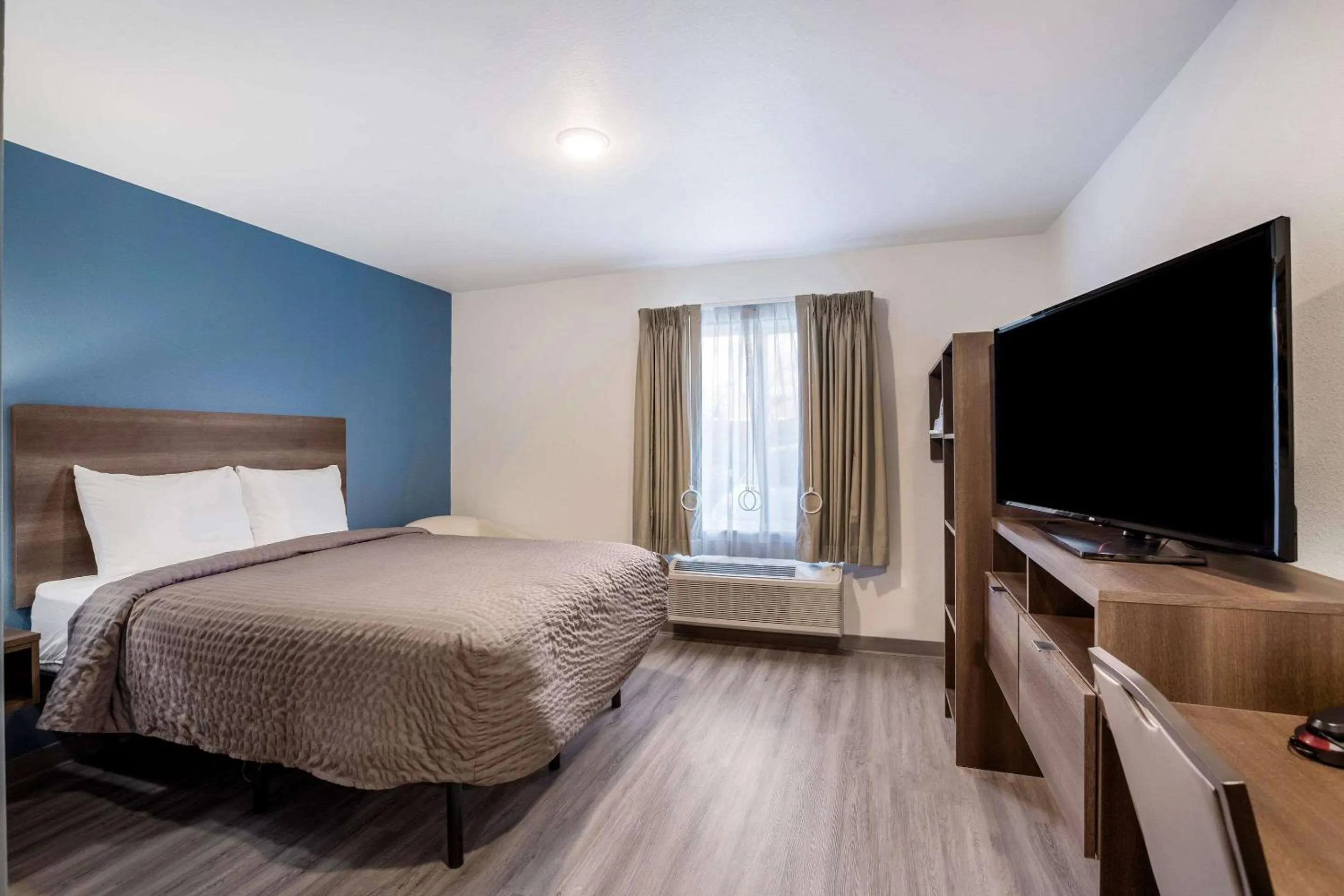 Bedroom, Bed in WoodSpring Suites Detroit Madison Heights