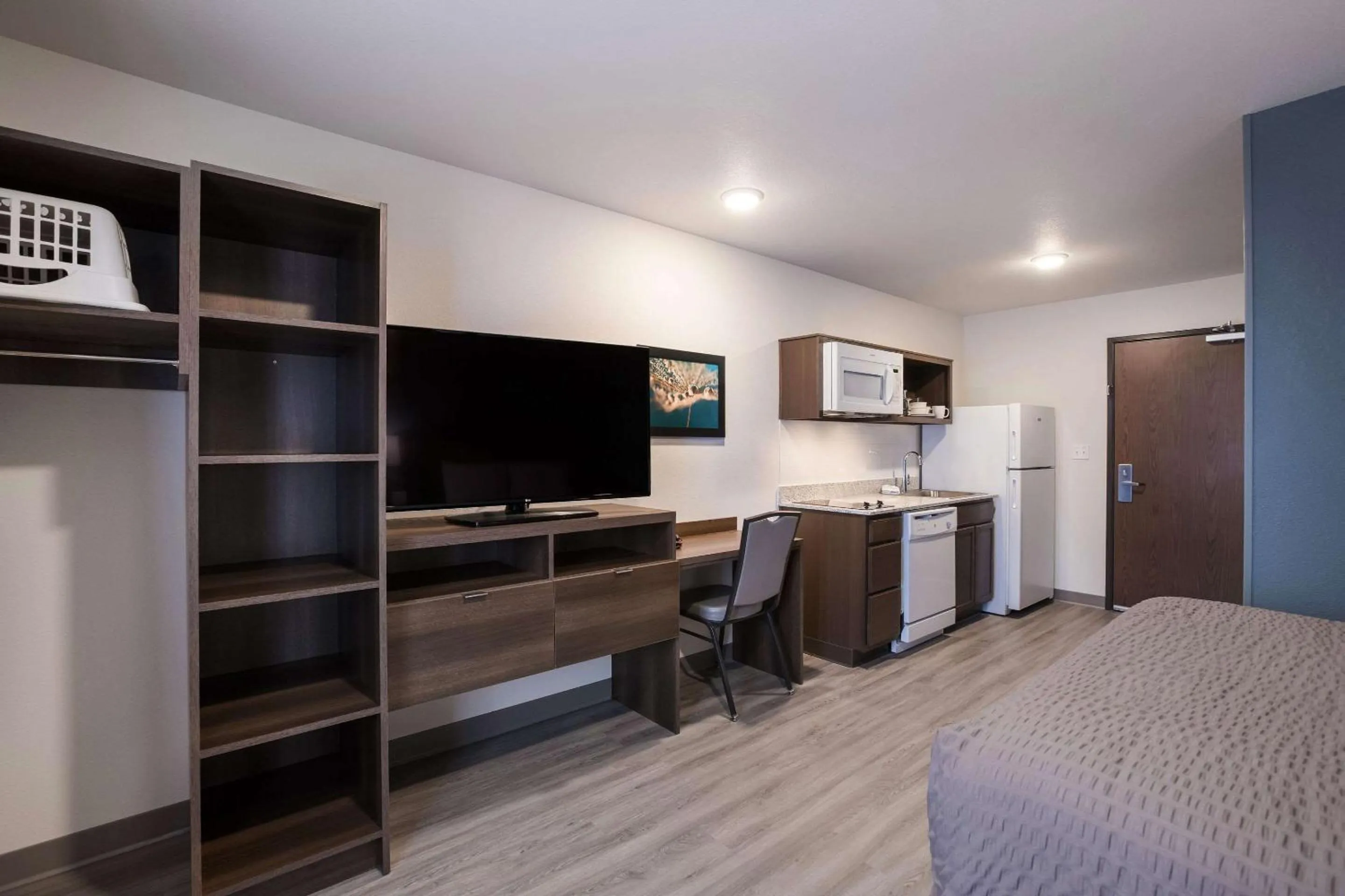 Kitchen or kitchenette, Bed in WoodSpring Suites Detroit Madison Heights