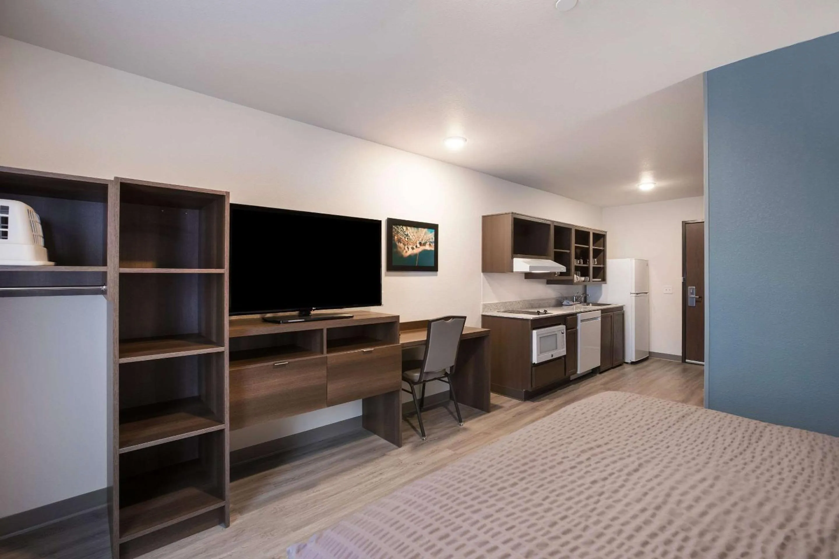 TV and multimedia, Bed in WoodSpring Suites Detroit Madison Heights