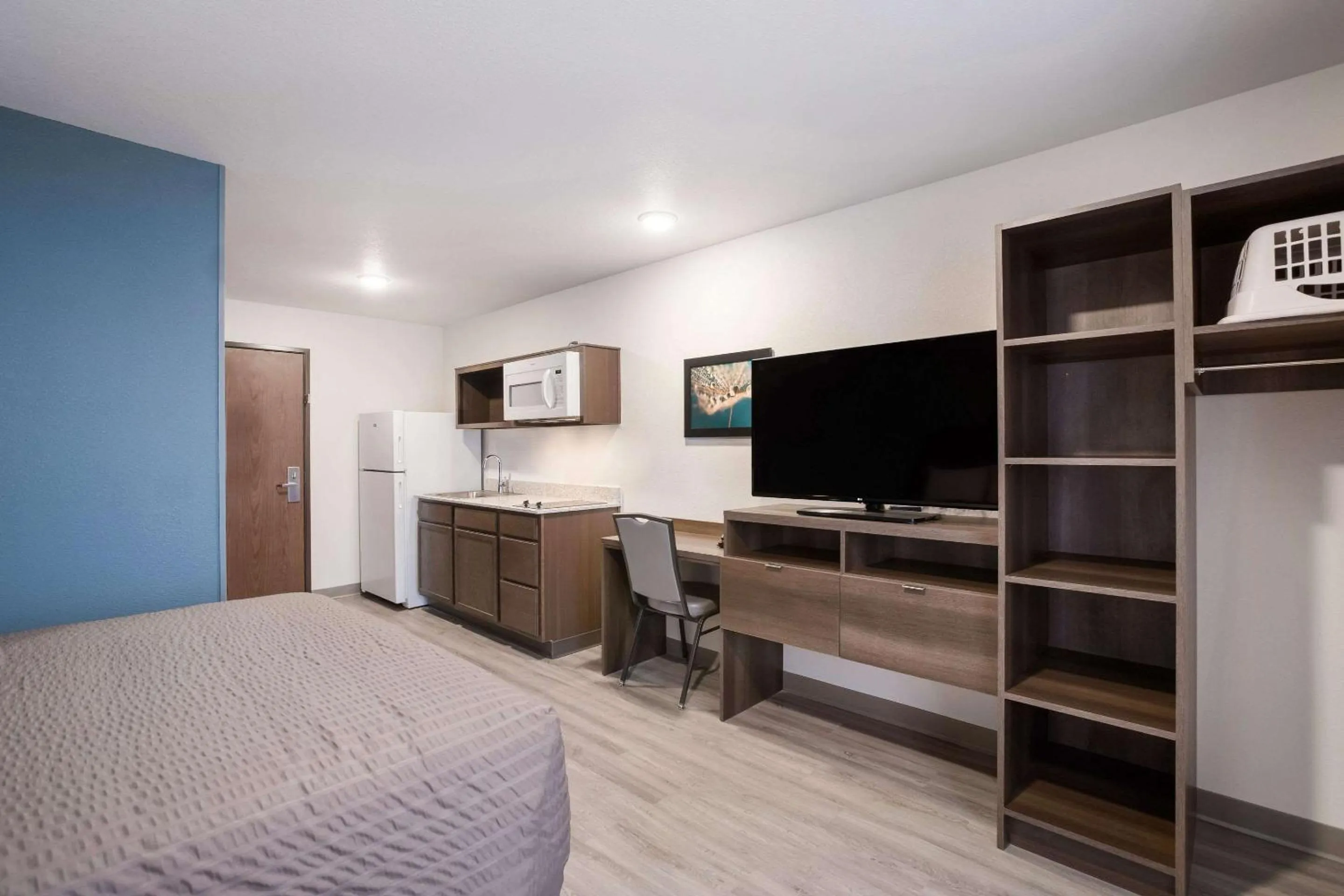 TV and multimedia, Bed in WoodSpring Suites Detroit Madison Heights