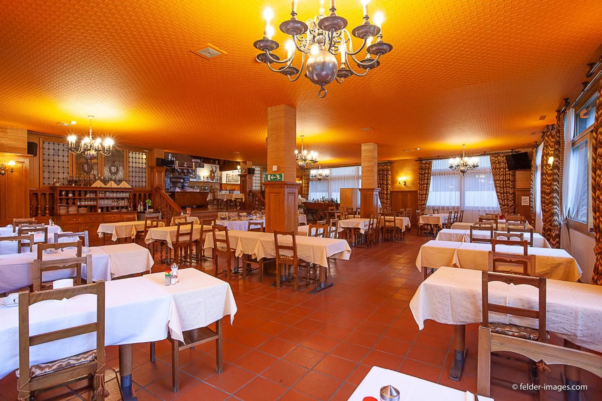 Restaurant/places to eat in Hotel Astoria