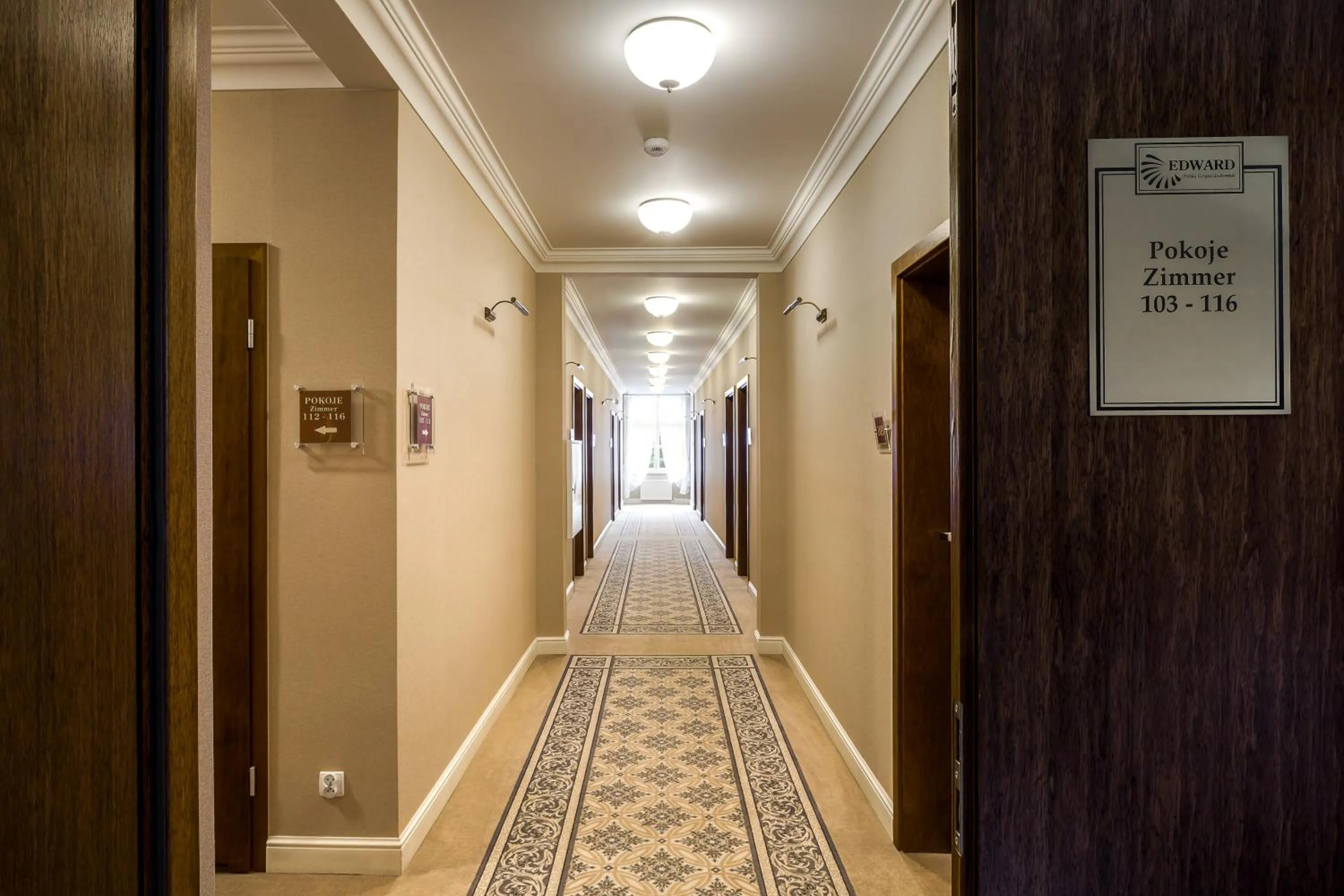 Property building in Uzdrowisko Cieplice - Jelenia Góra - Pawilon Edward