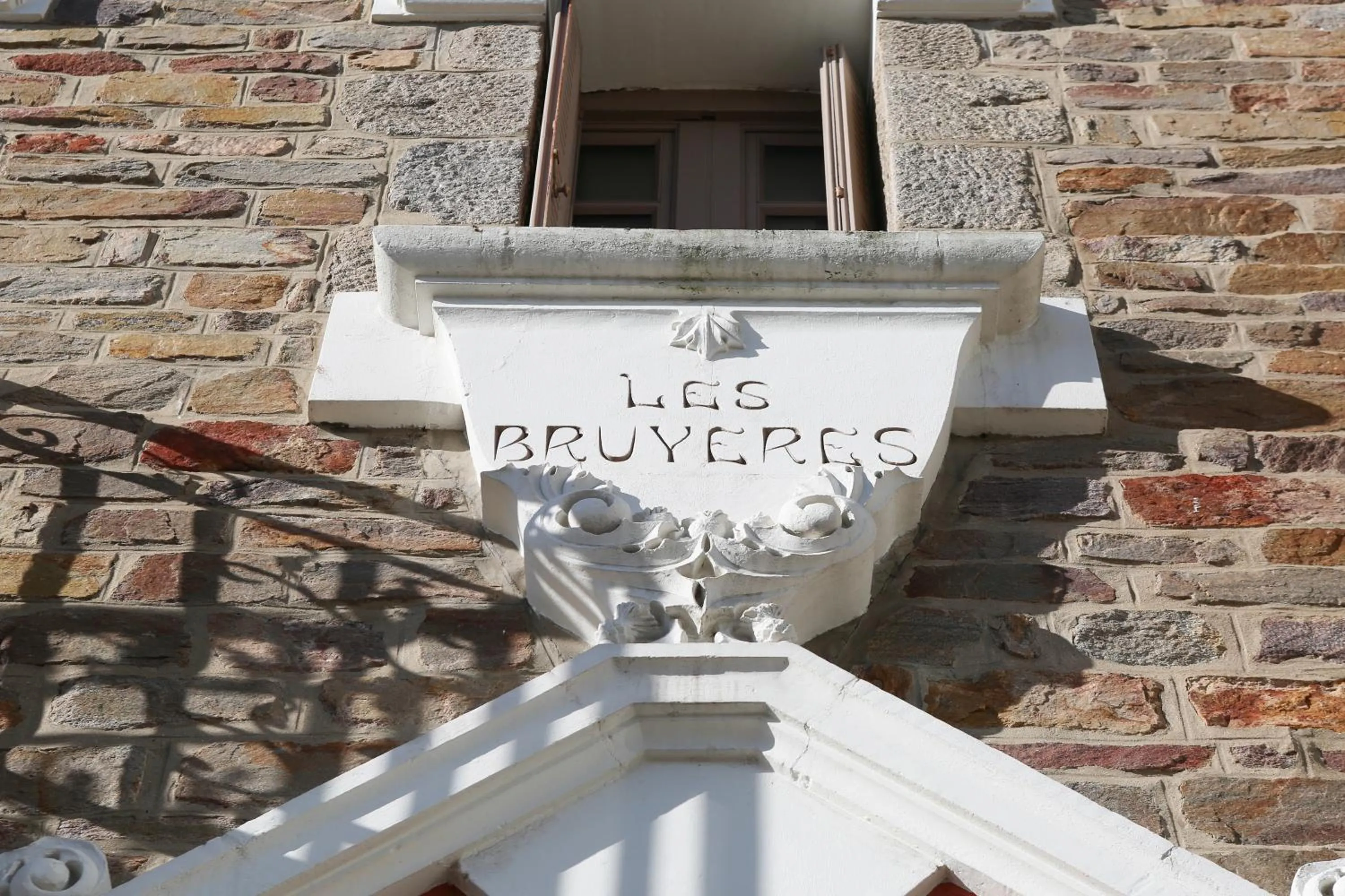 Decorative detail in Les Bruyères