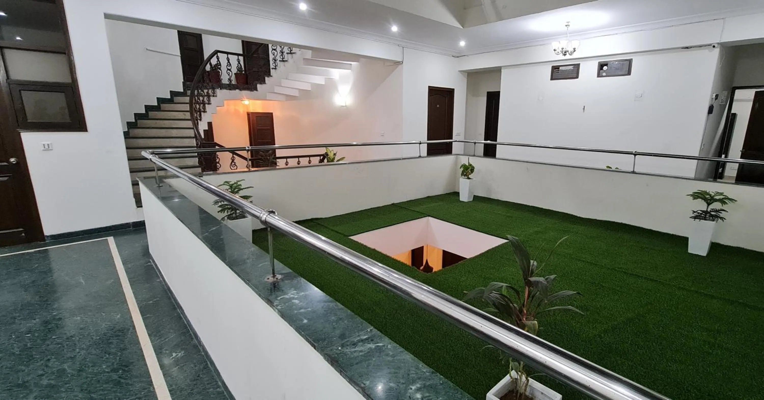 Nook Inn & Suites - MG ROAD METRO