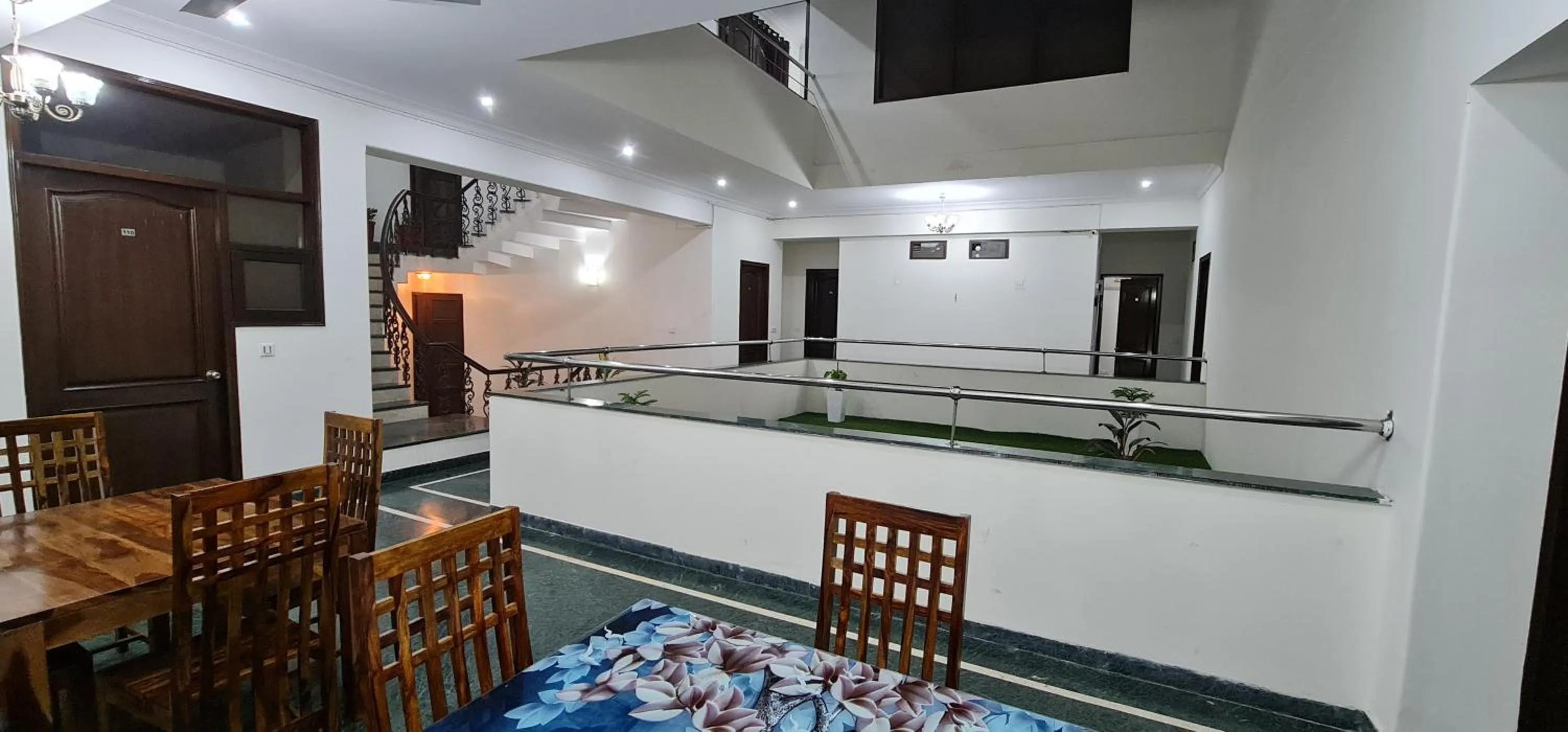 Nook Inn & Suites - MG ROAD METRO