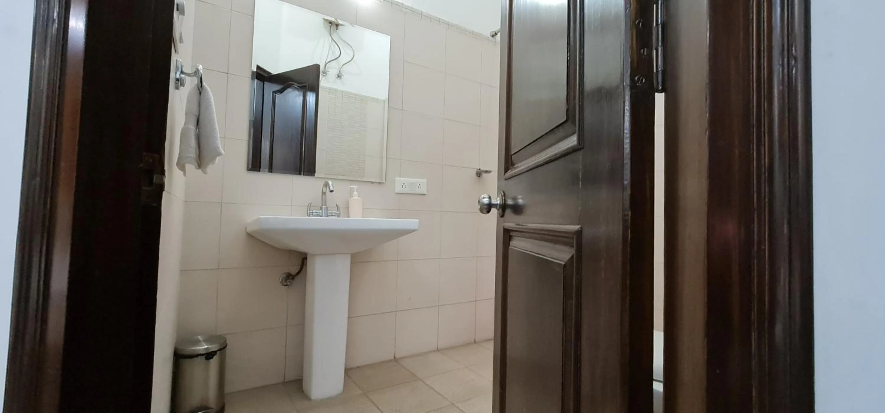 Nook Inn & Suites - MG ROAD METRO