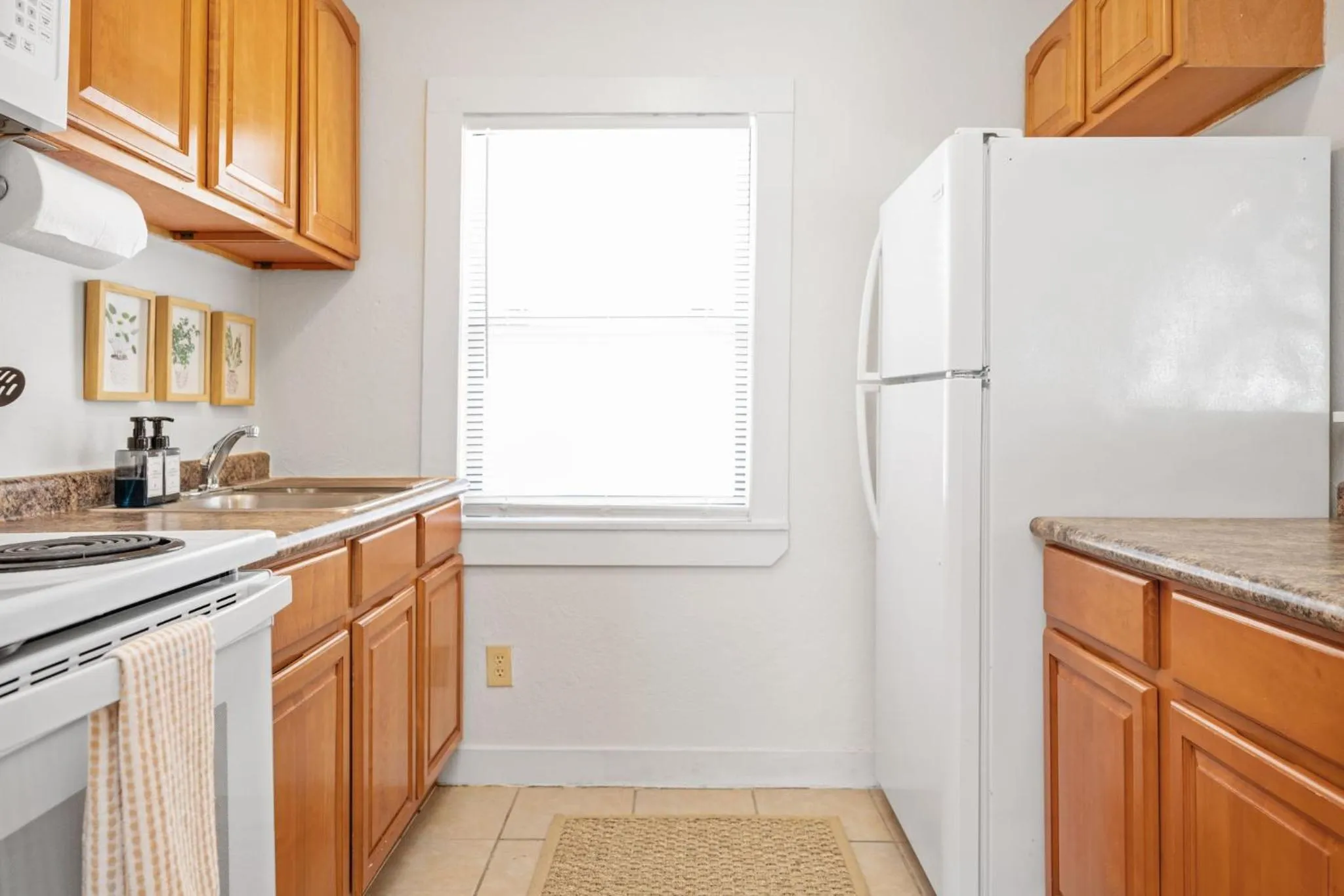 Kitchen or kitchenette in The Flats on Florida St - Super Comfy 2-Bedroom Apartments