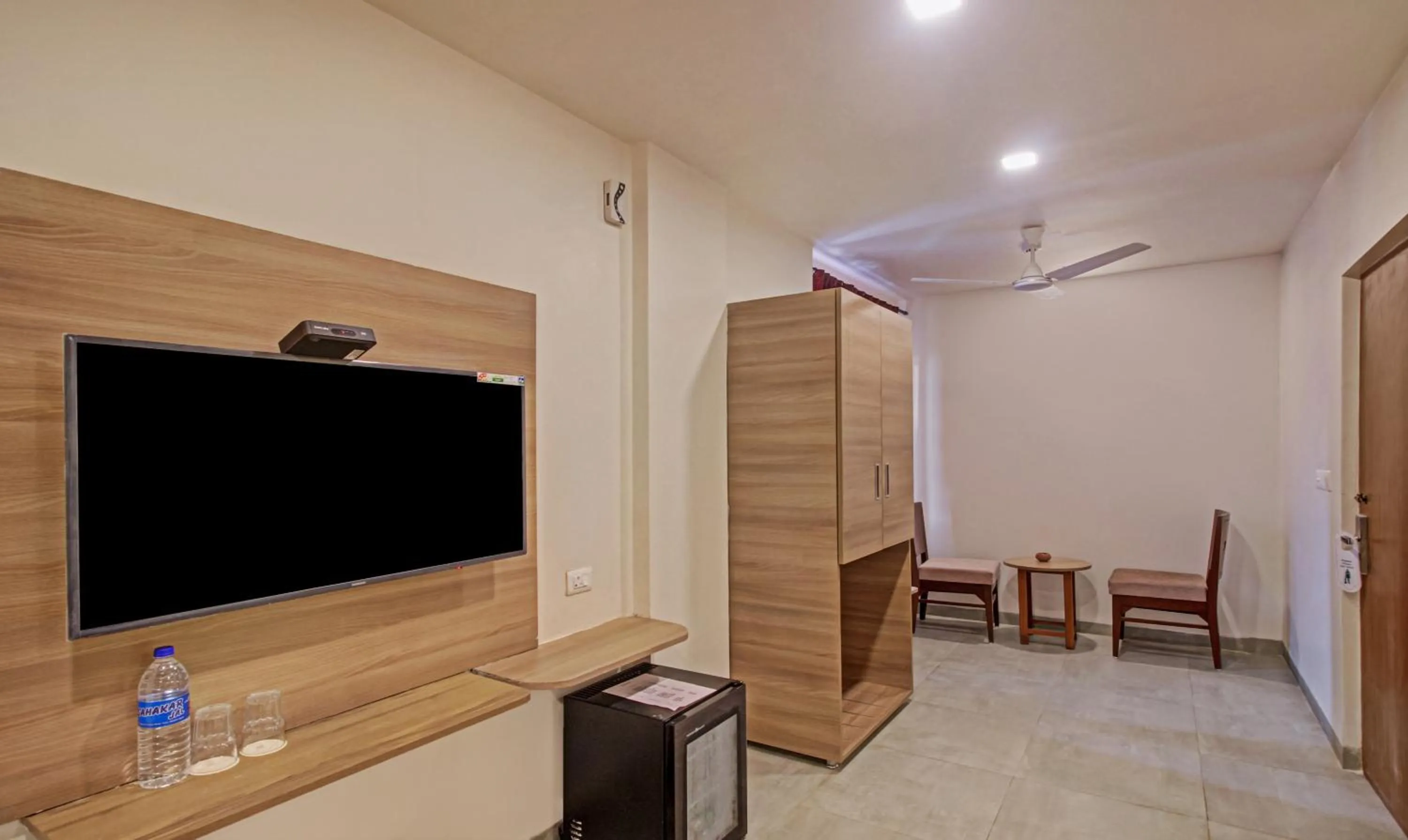 TV and multimedia in Itsy Hotels Tao Residency, 2 Minutes Walk From Baga Beach