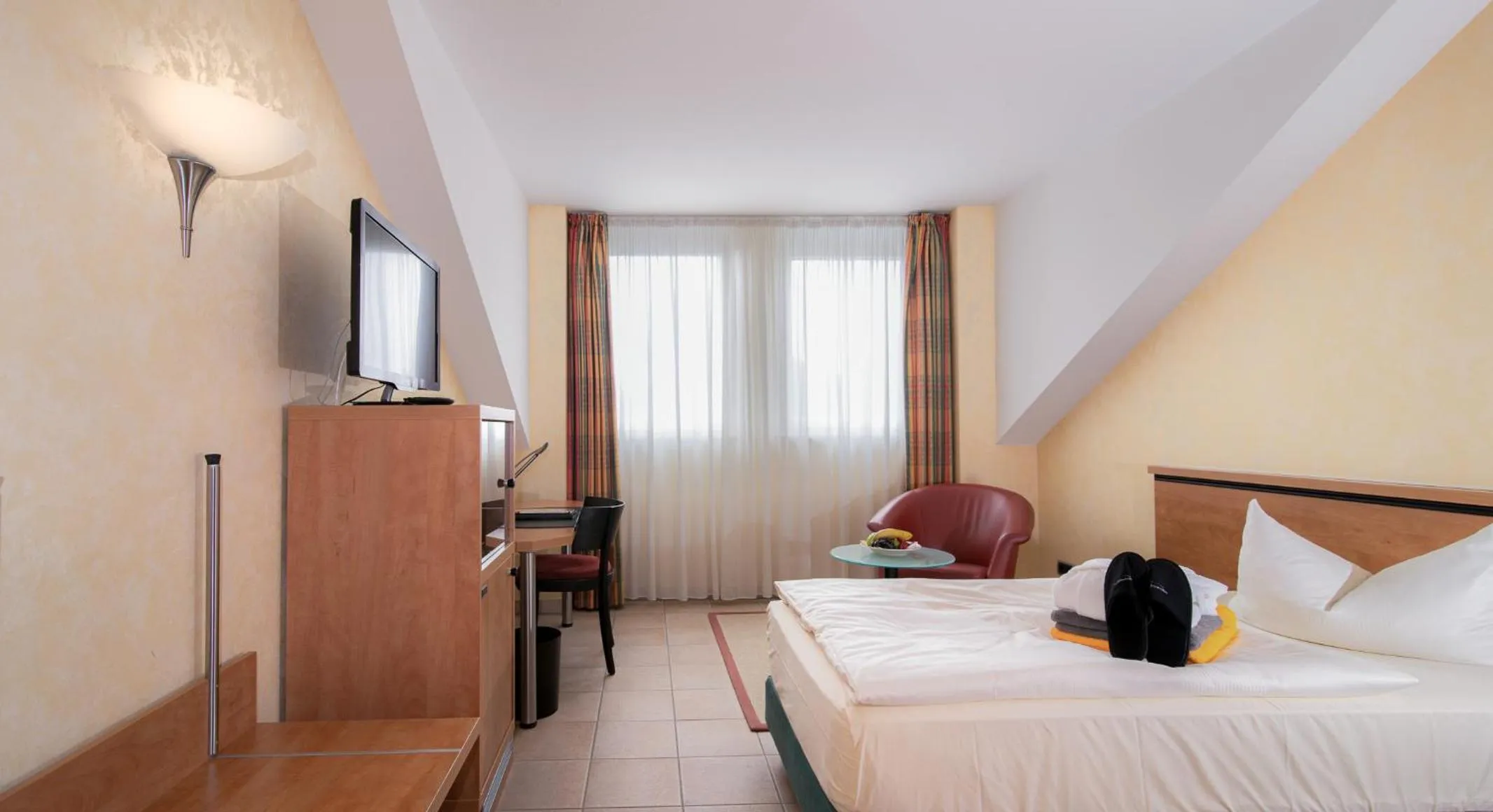 Photo of the whole room, Bed in Hotel VierJahreszeiten am Seilersee