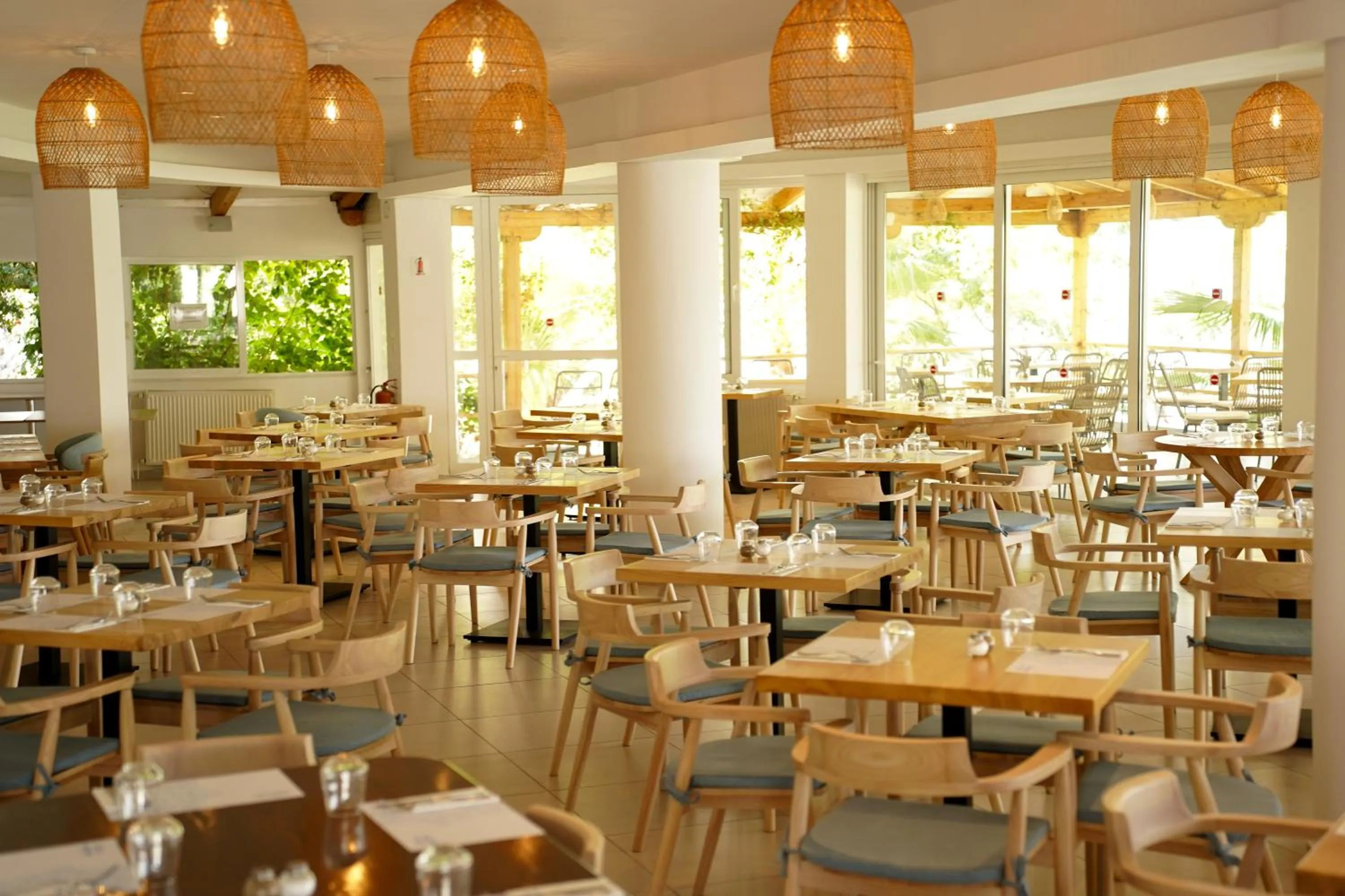 Restaurant/places to eat in HOTEL SISSY