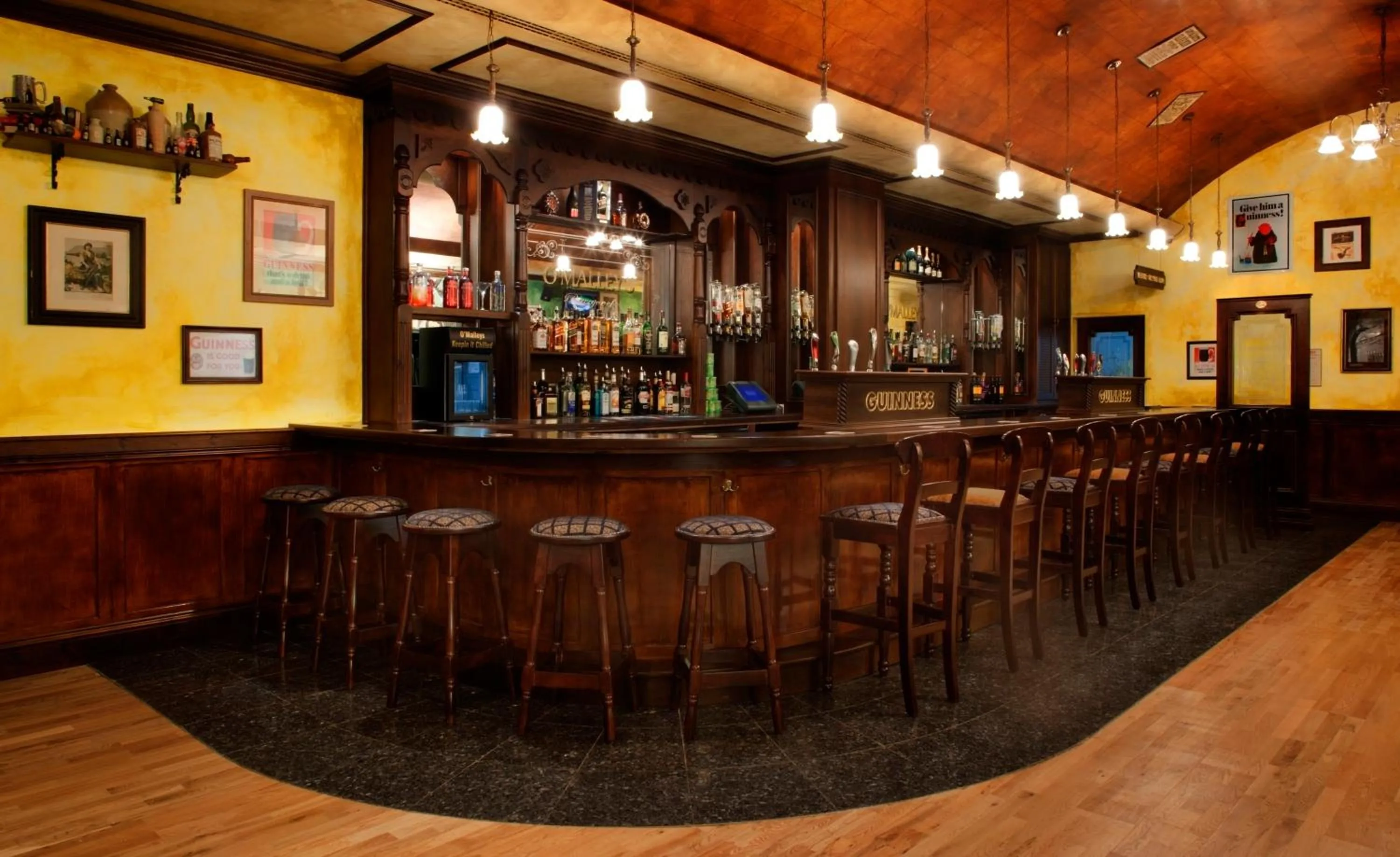 Lounge or bar in Radisson Blu Hotel, Muscat