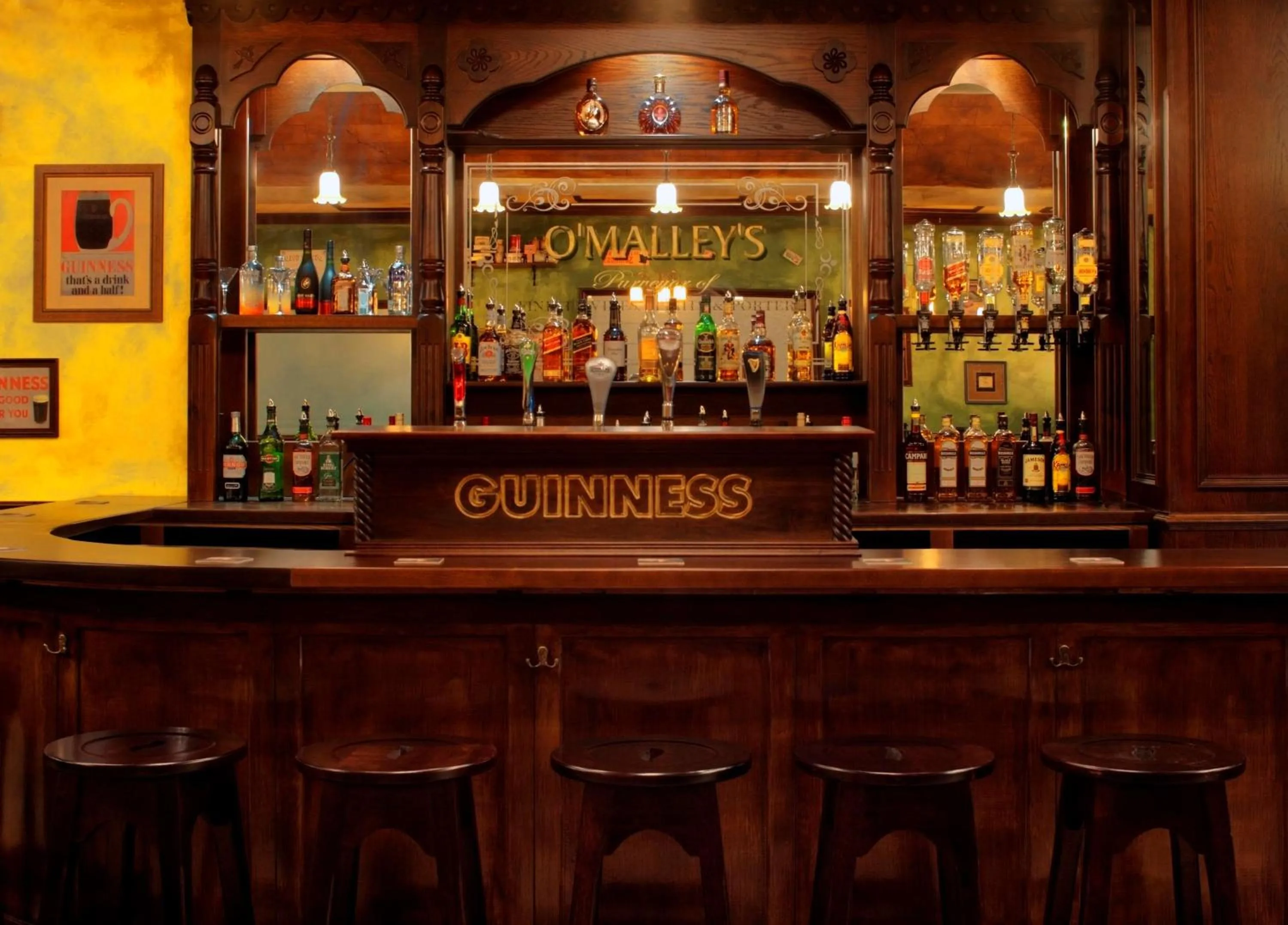 Lounge or bar in Radisson Blu Hotel, Muscat