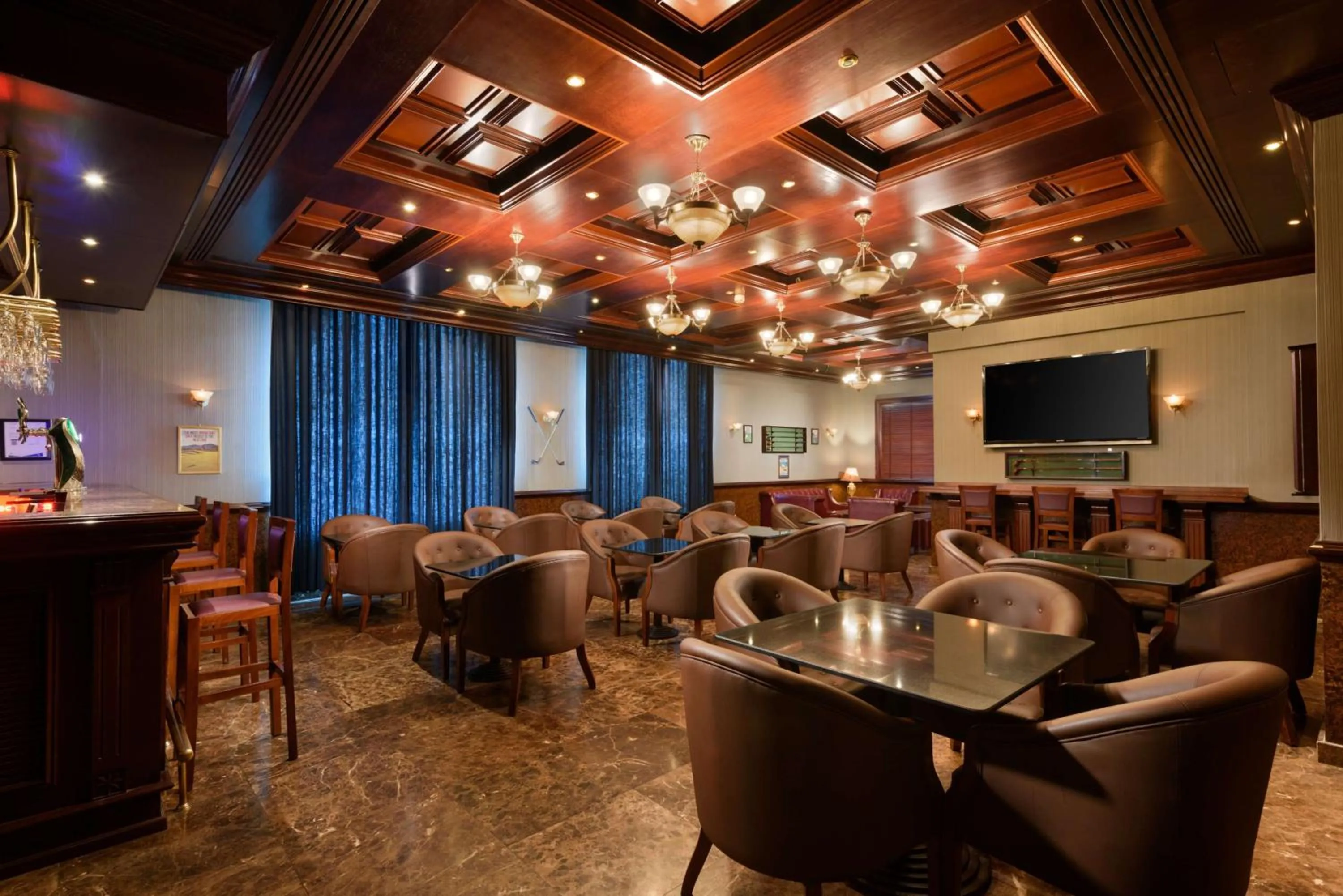 Lounge or bar in Radisson Blu Hotel, Muscat