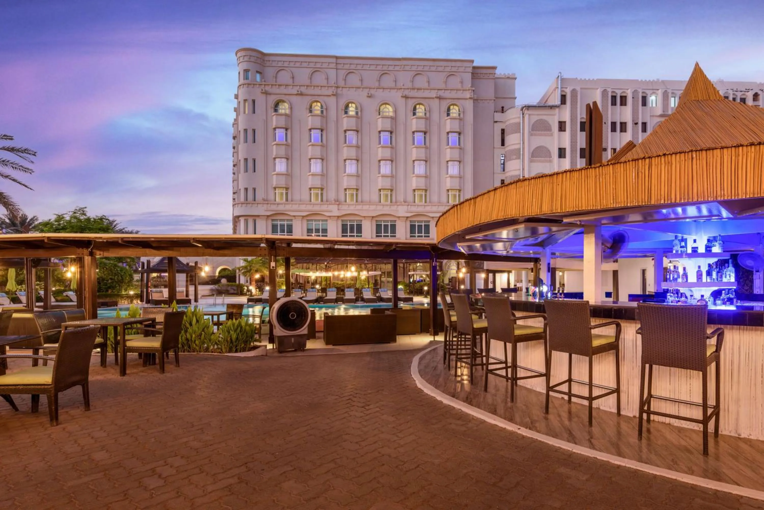 Lounge or bar in Radisson Blu Hotel, Muscat