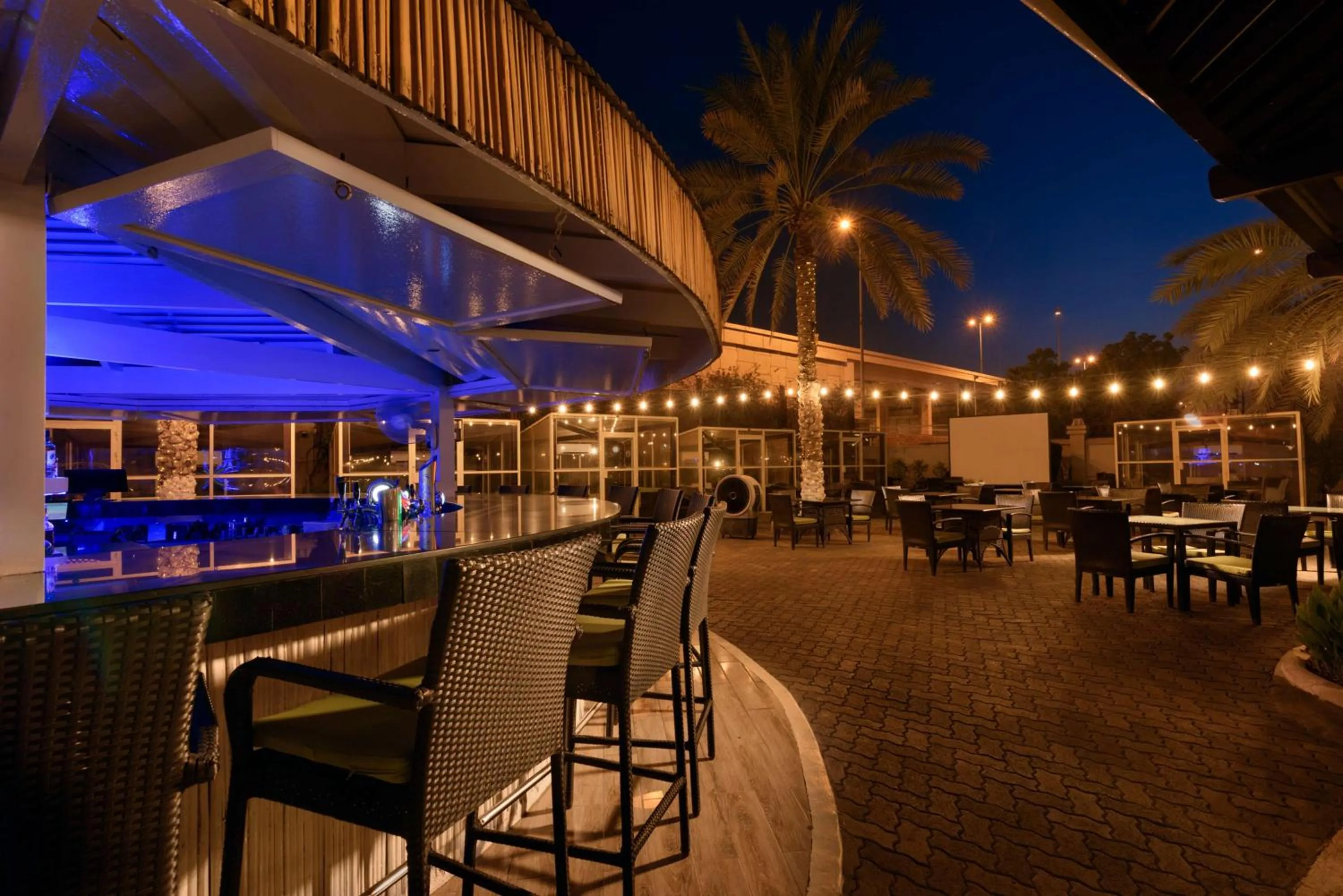 Lounge or bar in Radisson Blu Hotel, Muscat