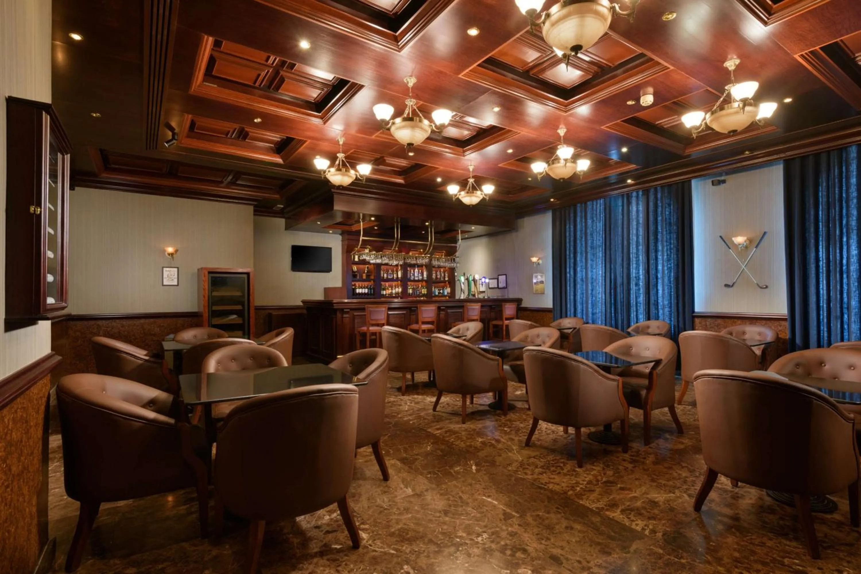 Lounge or bar in Radisson Blu Hotel, Muscat