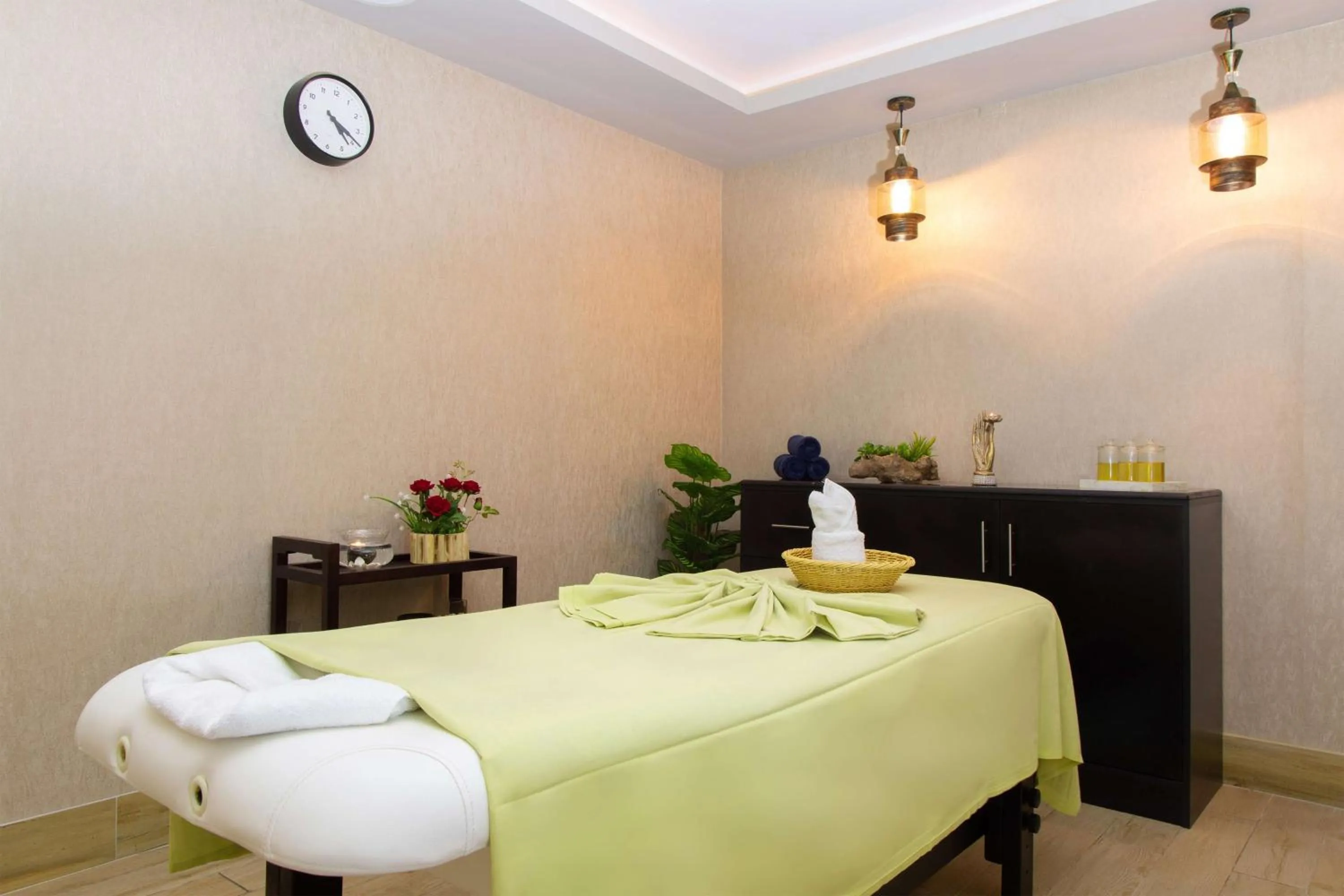 Massage, Bed in Radisson Blu Hotel, Muscat