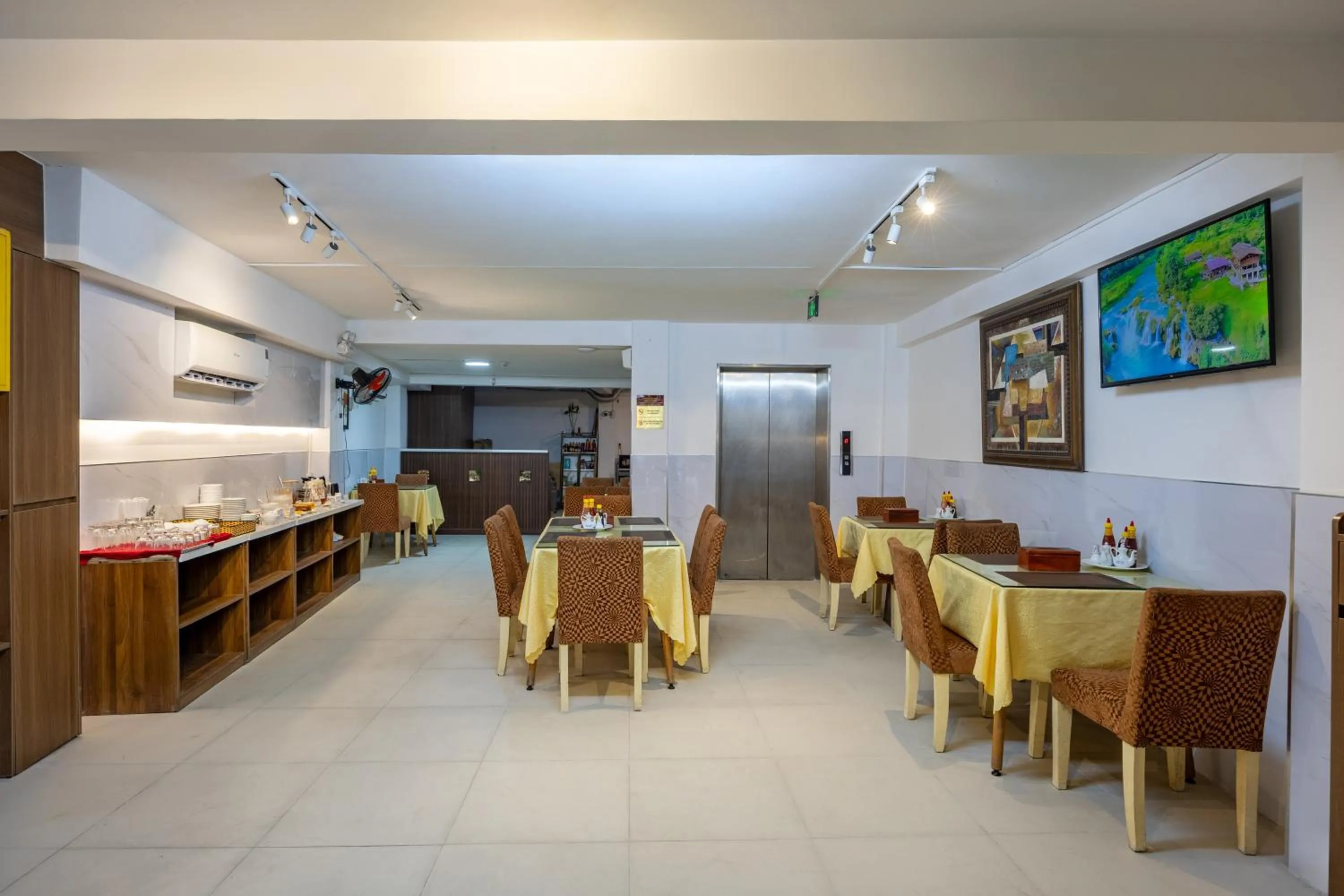 Restaurant/places to eat in A25 Hotel - 14 Phó Đức Chính