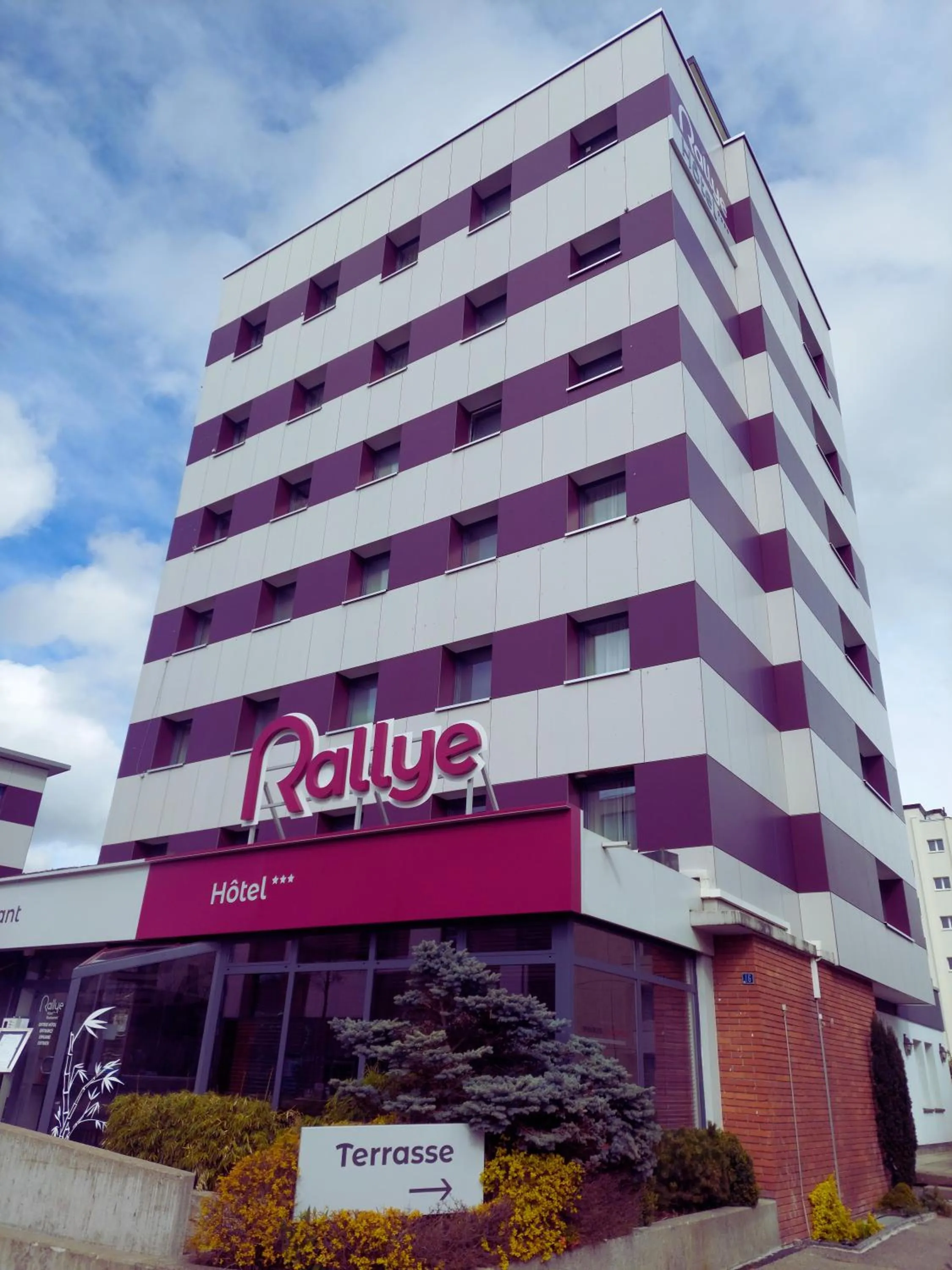 Property building in Hôtel Rallye & Entrées aux Bains de la Gruyère