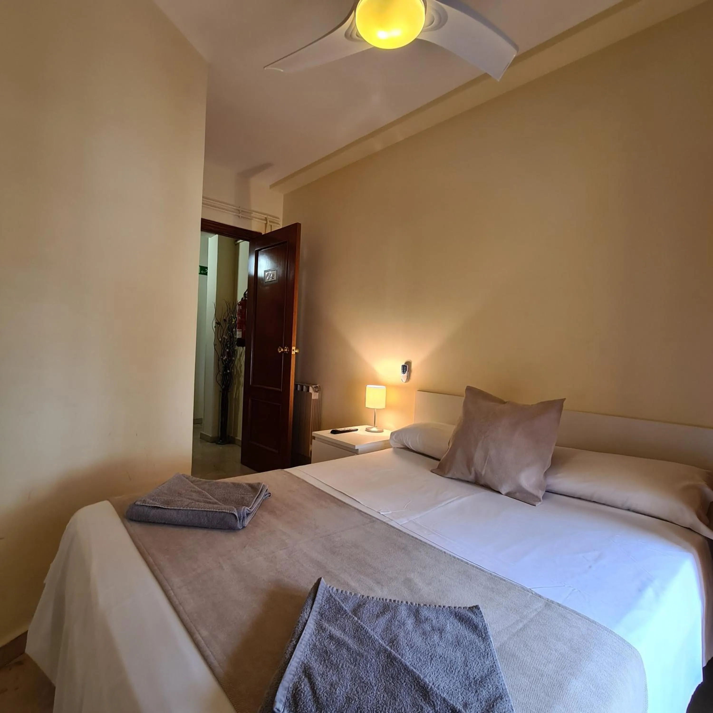 Photo of the whole room, Bed in H Los Rafaeles