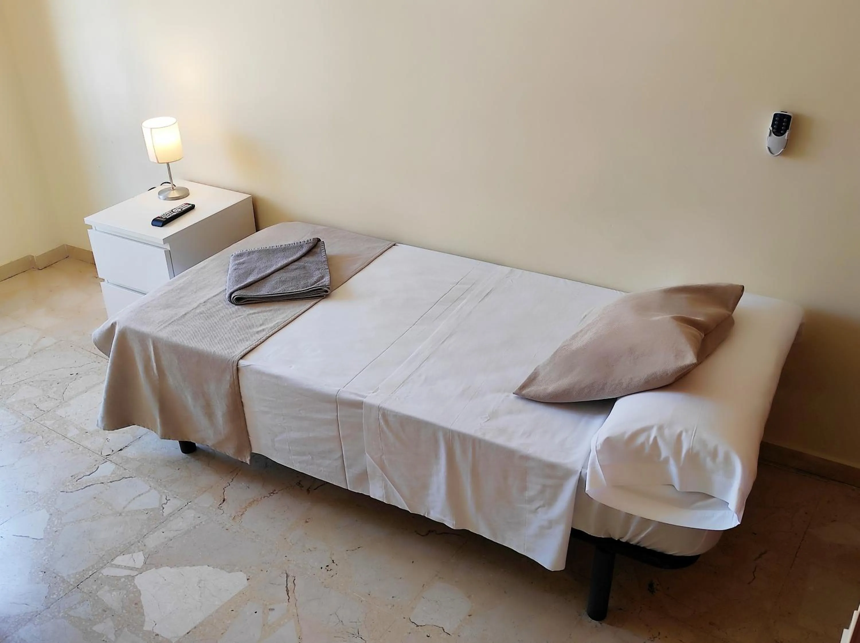 Photo of the whole room, Bed in H Los Rafaeles