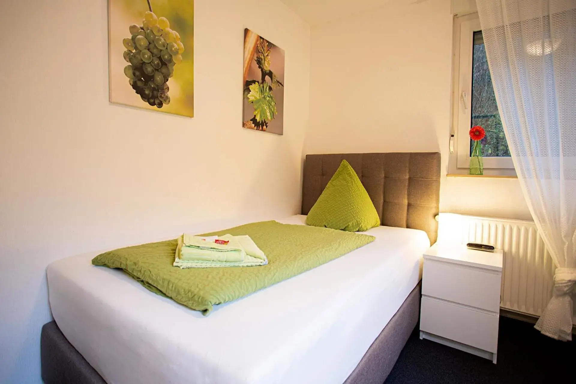 Comfort Triple Room with Shower in Hotel Emmerich Comfort Triple Room with Shower in Hotel Emmerich