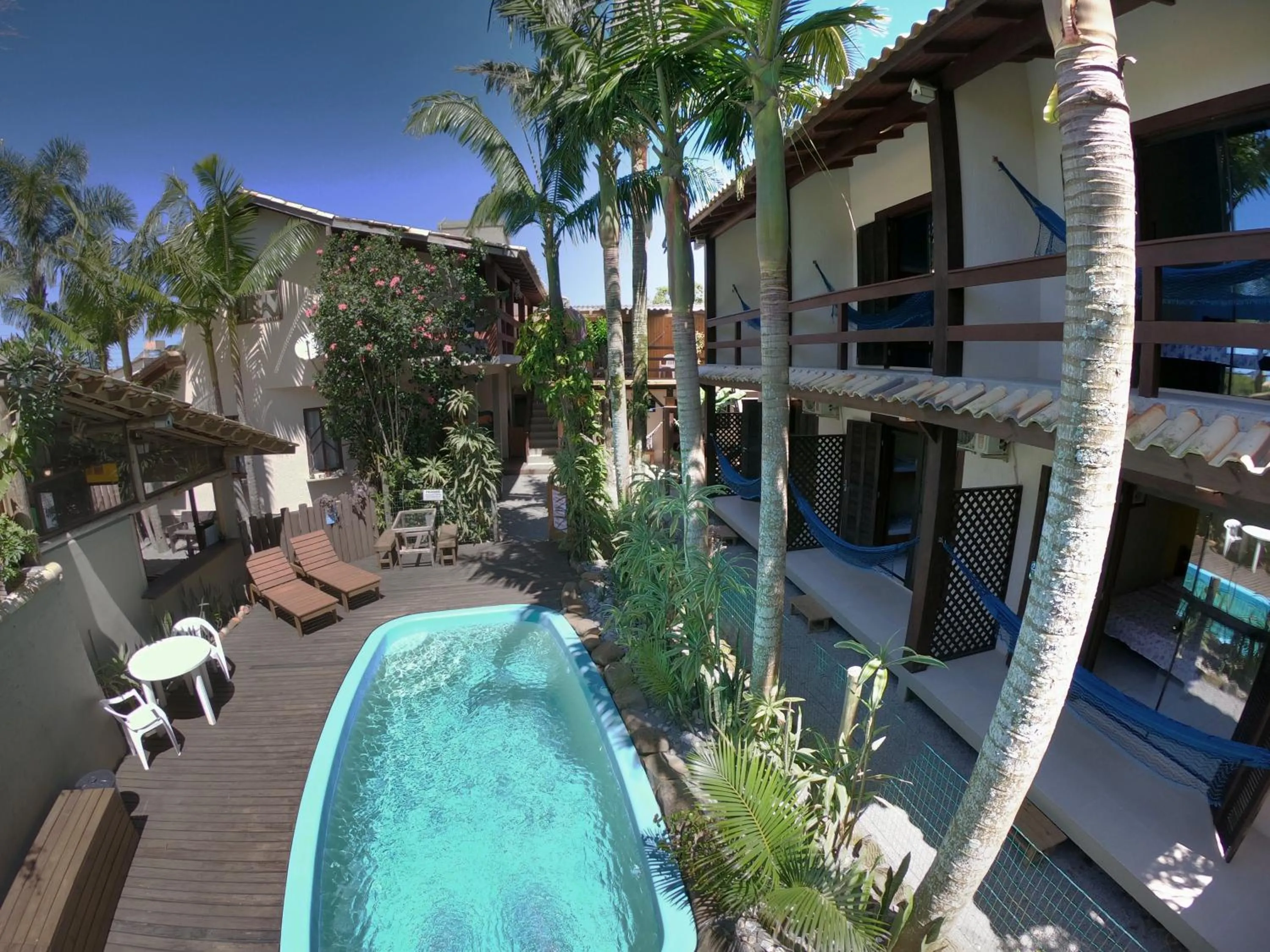 Property building in Pousada El Pátio da Ferrugem uma quadra da praia