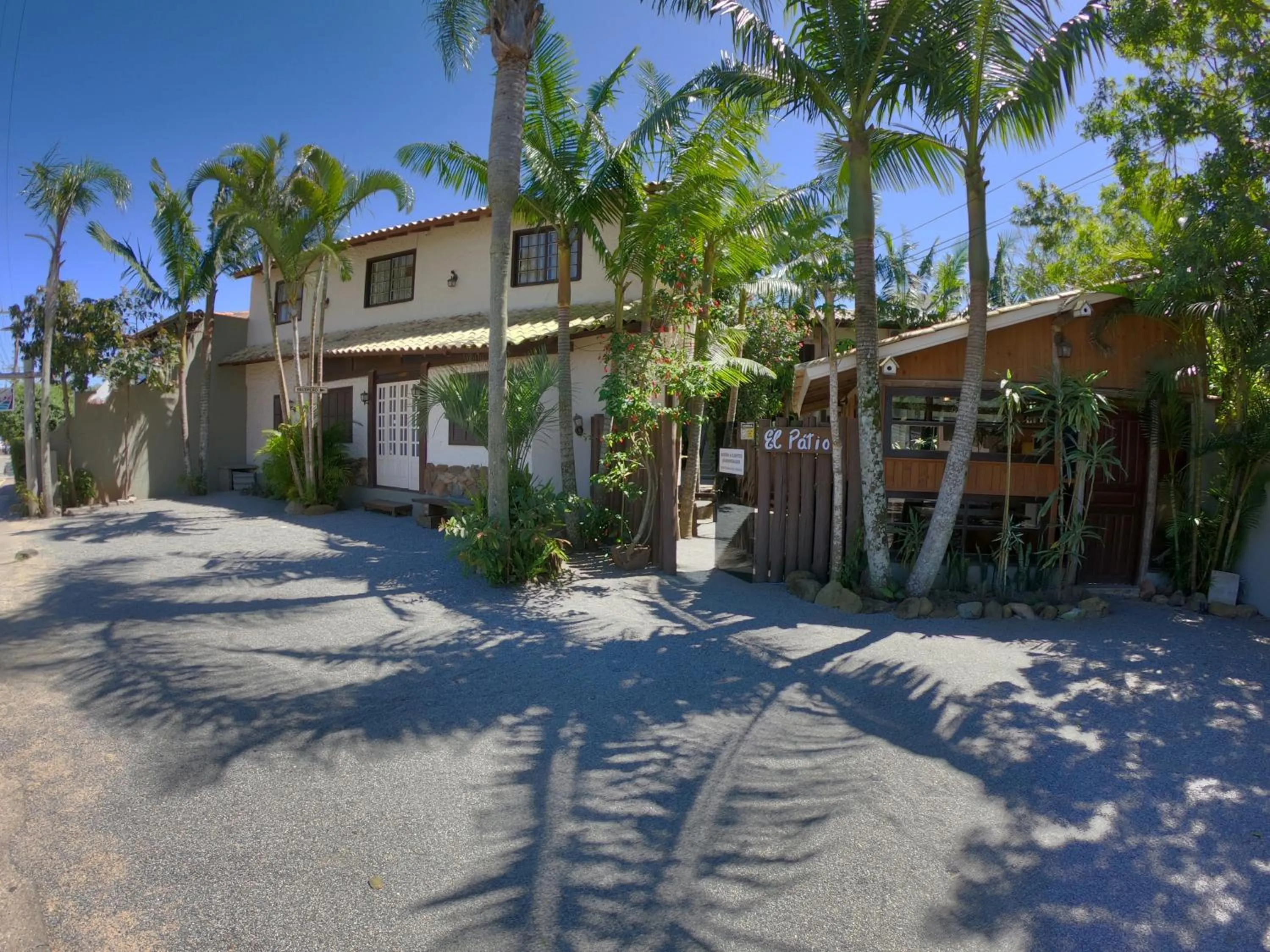 Property building in Pousada El Pátio da Ferrugem uma quadra da praia