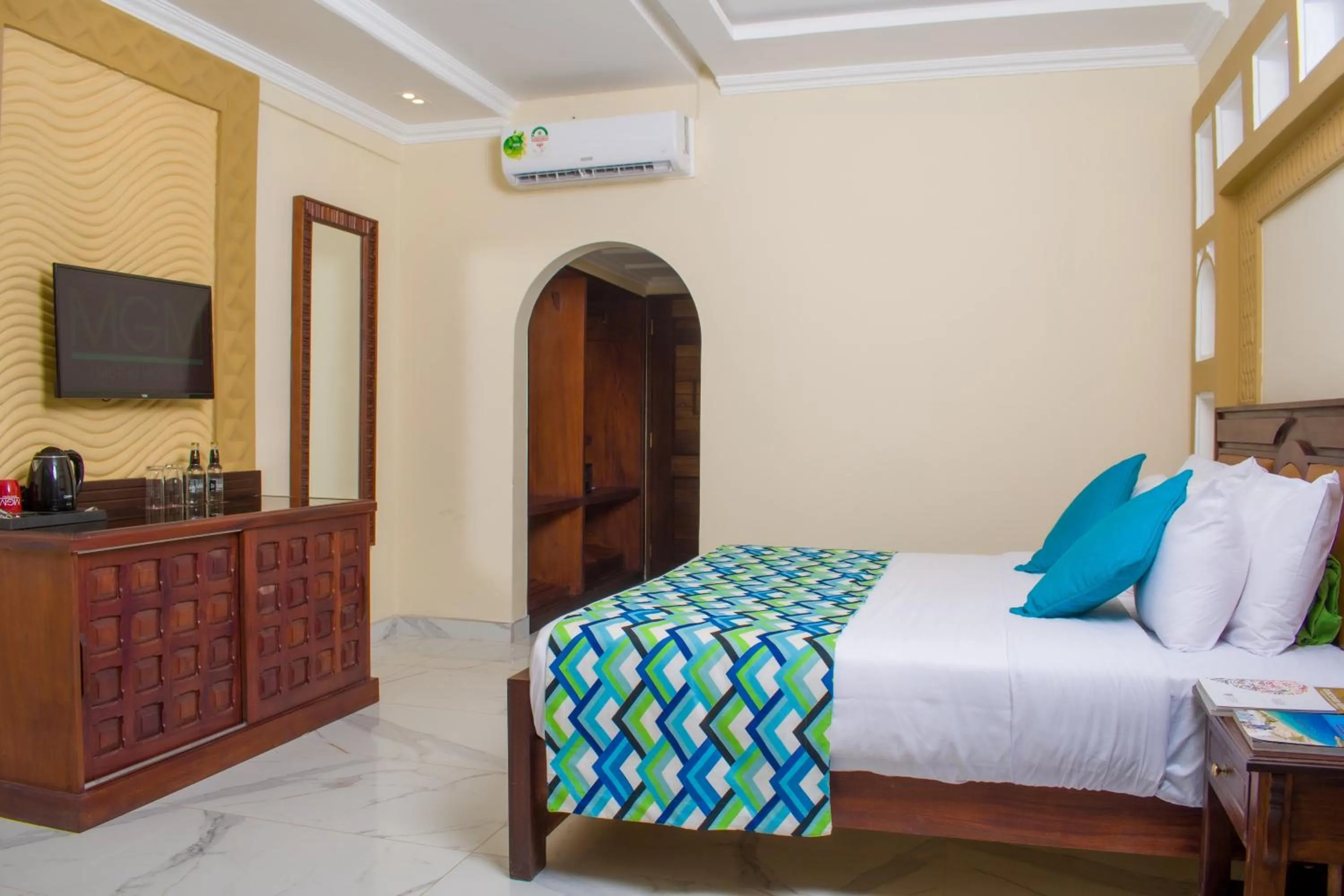 Communal lounge/ TV room, Bed in Cocoa Luxury Resort, Nyali, Mombasa
