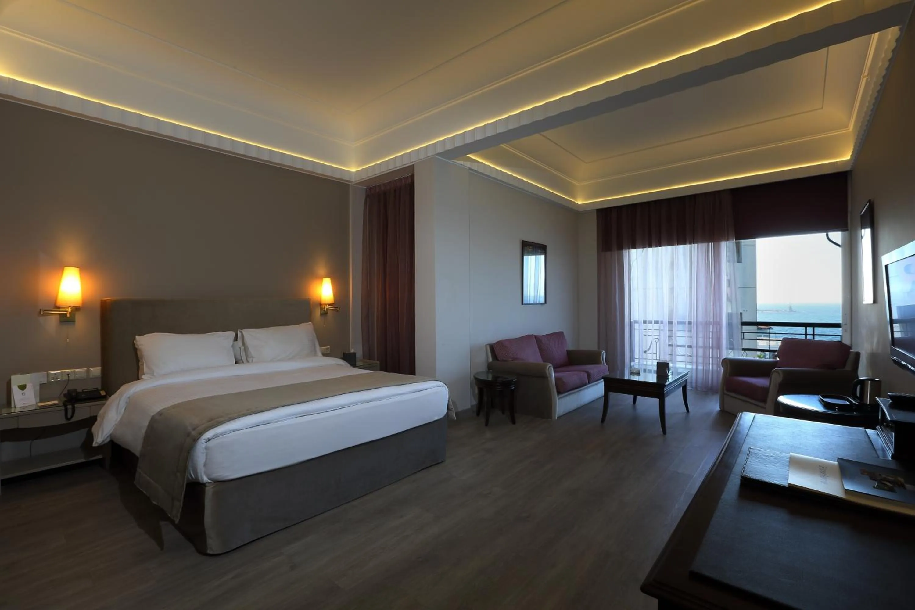 Photo of the whole room, Bed in Warwick Palm Beach Hotel