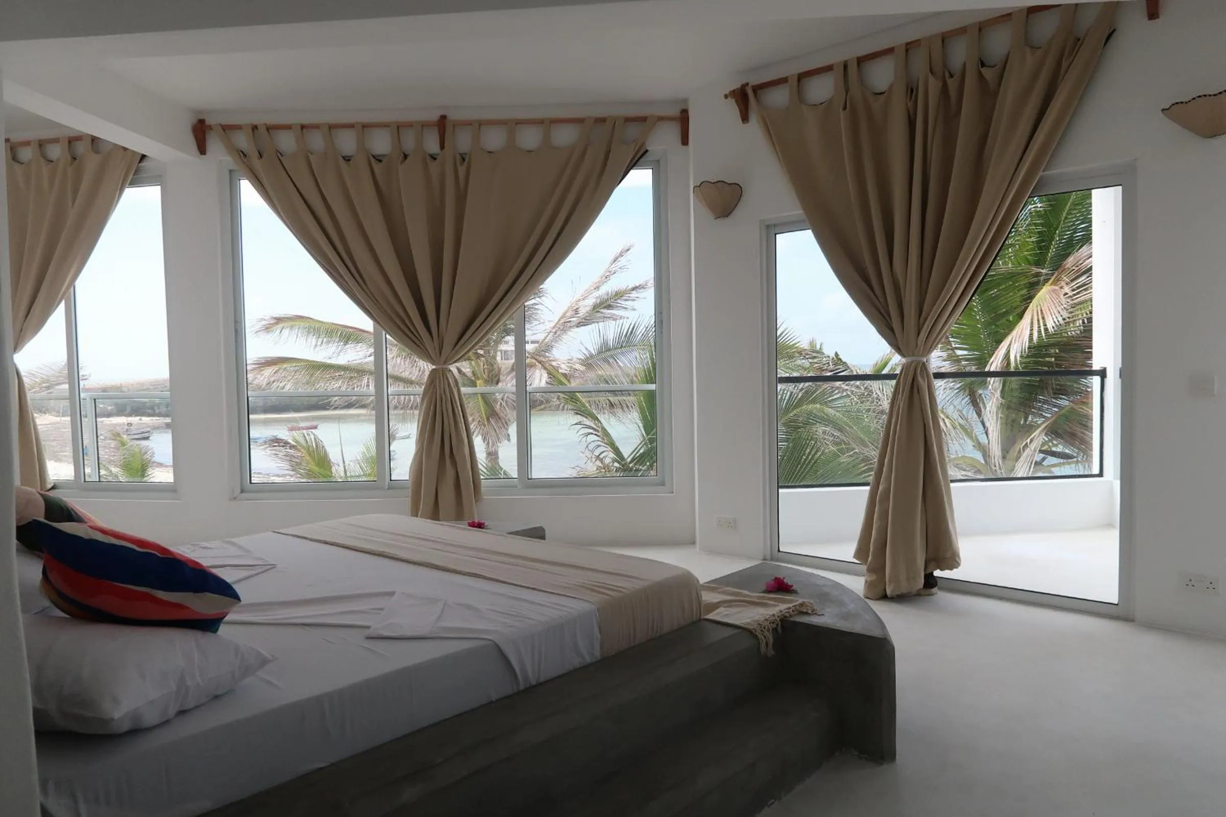 Bed in Barracuda Inn Resort