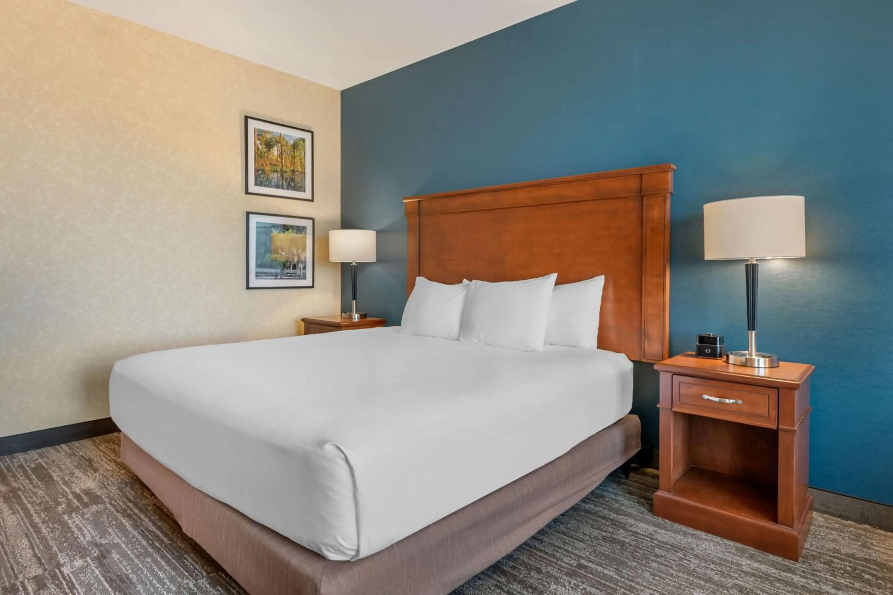 Bedroom, Bed in Drury Plaza Hotel Valdosta