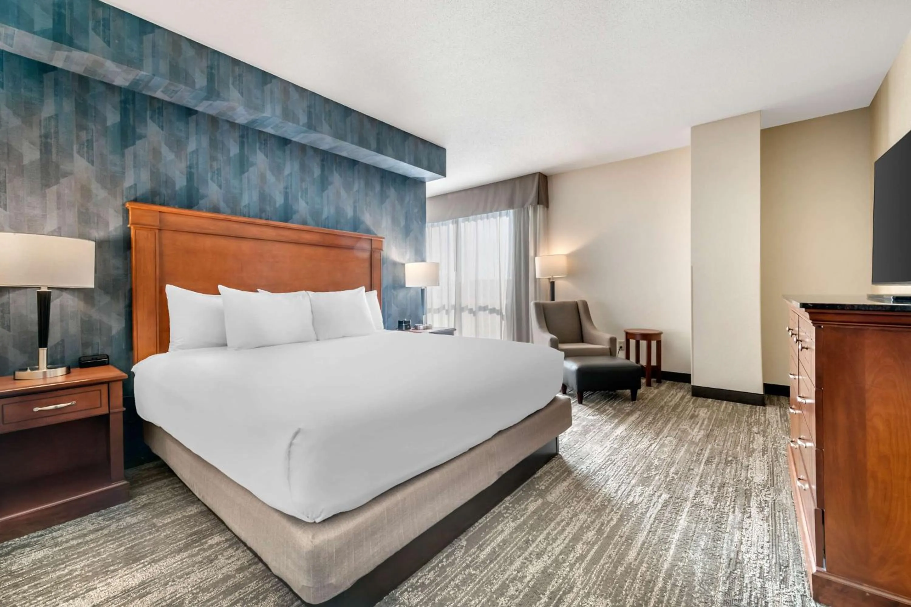 Bedroom, Bed in Drury Plaza Hotel Valdosta