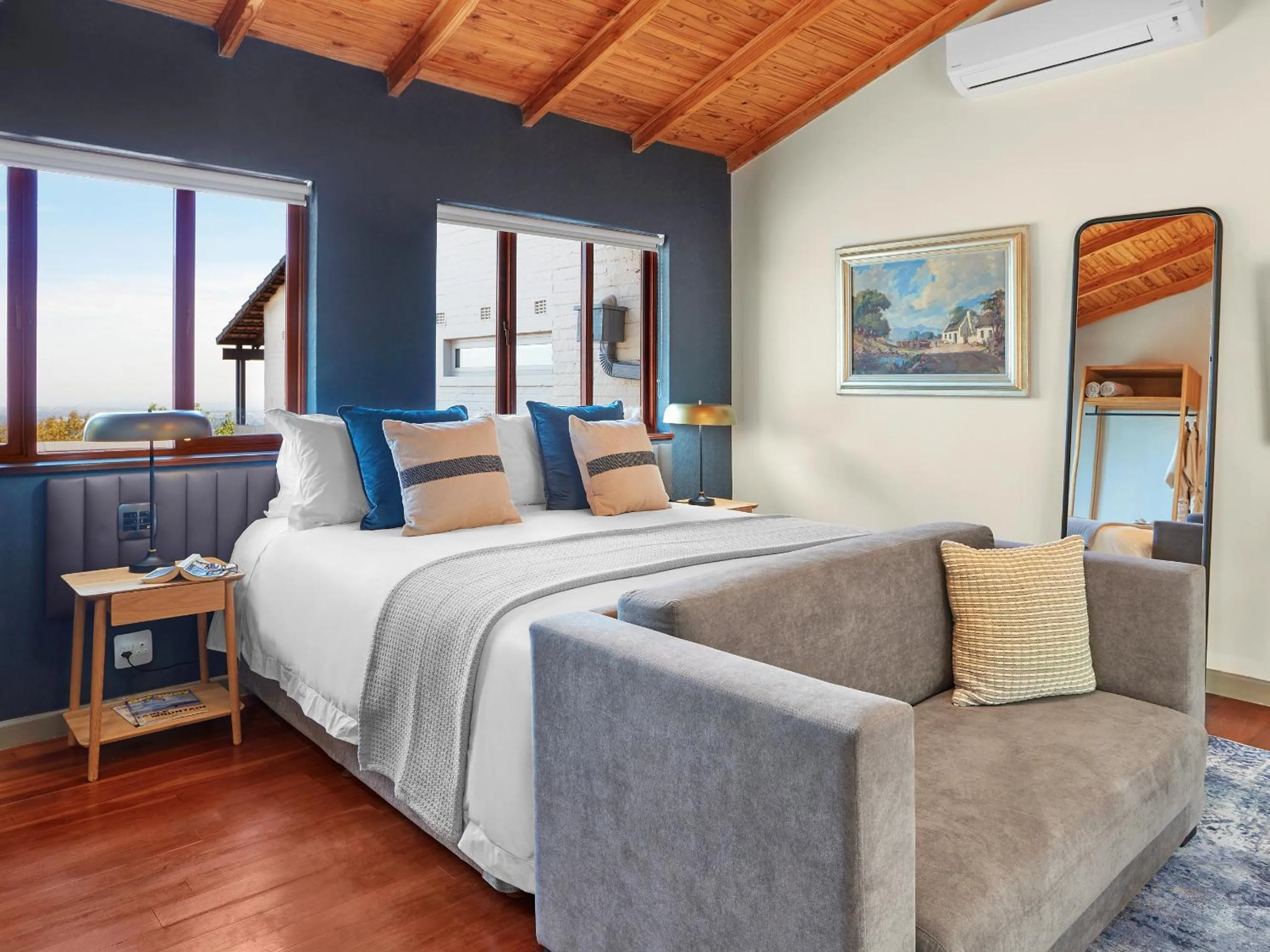 Photo of the whole room, Bed in The Cliffside Boutique Getaway