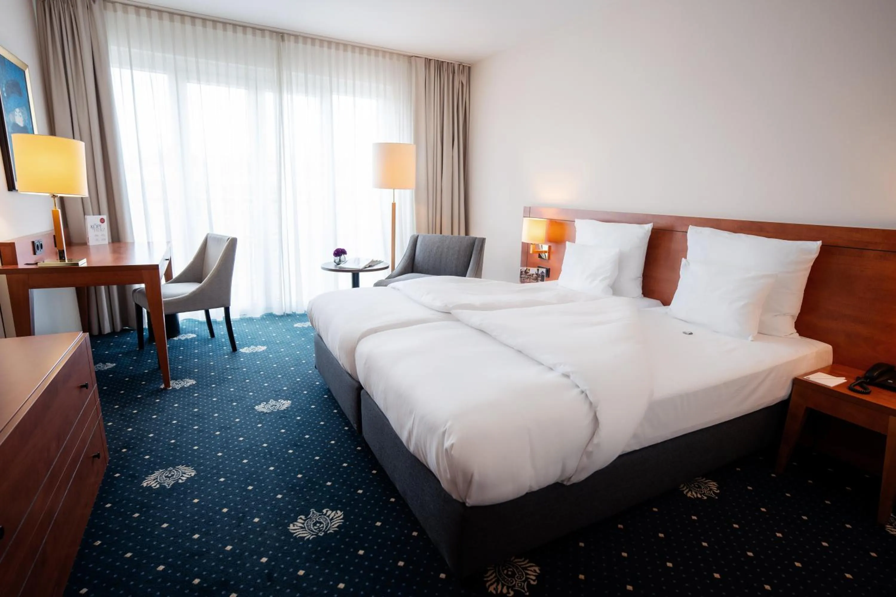 Staff, Bed in Hotel Vier Jahreszeiten Starnberg