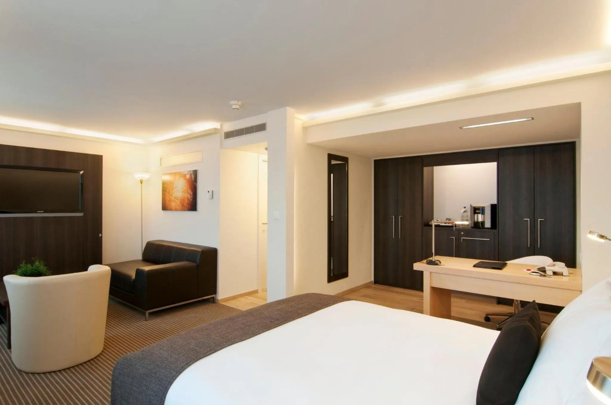 Photo of the whole room, Bed in Crowne Plaza Zürich by IHG