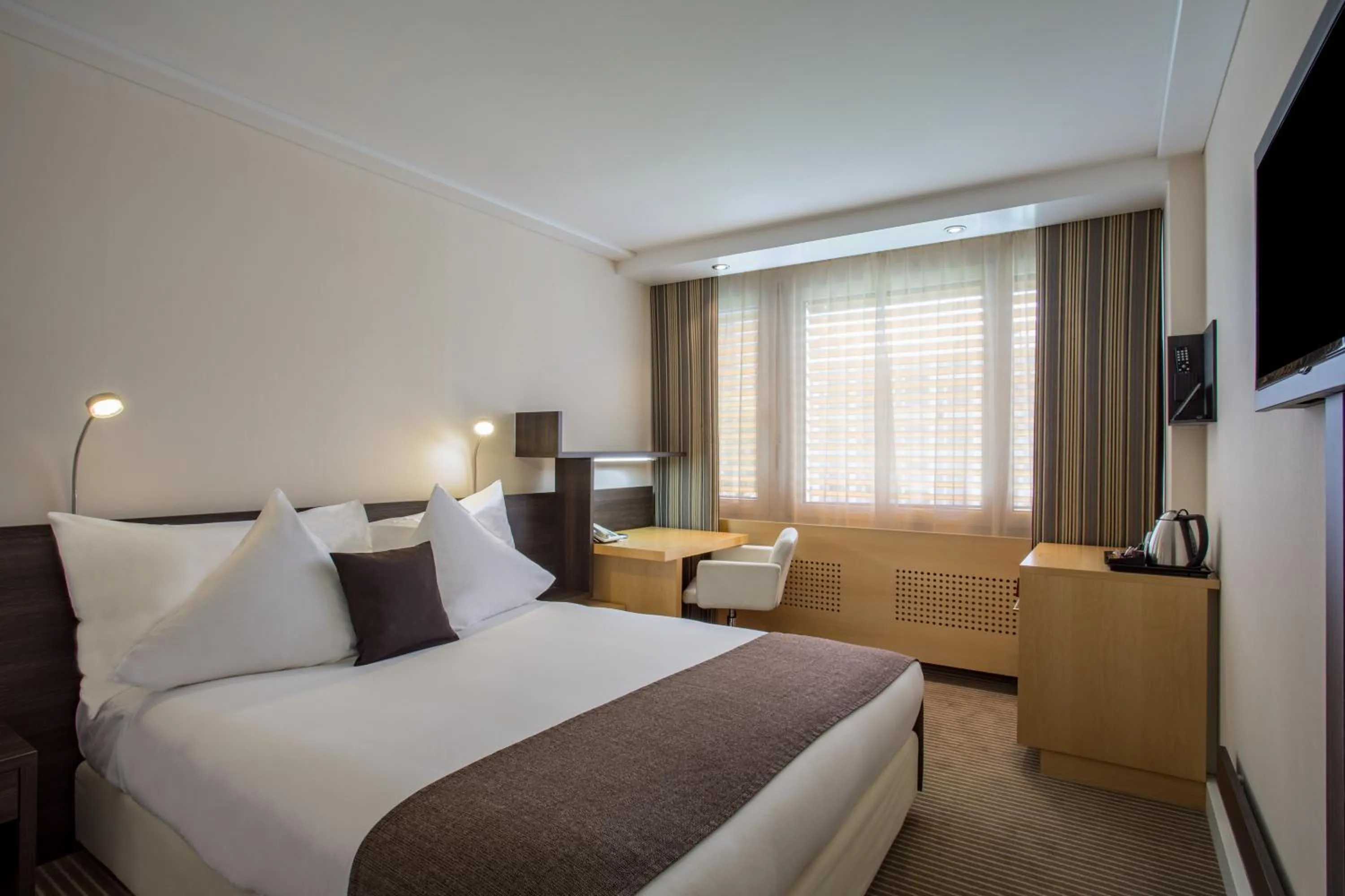 Photo of the whole room, Bed in Crowne Plaza Zürich by IHG