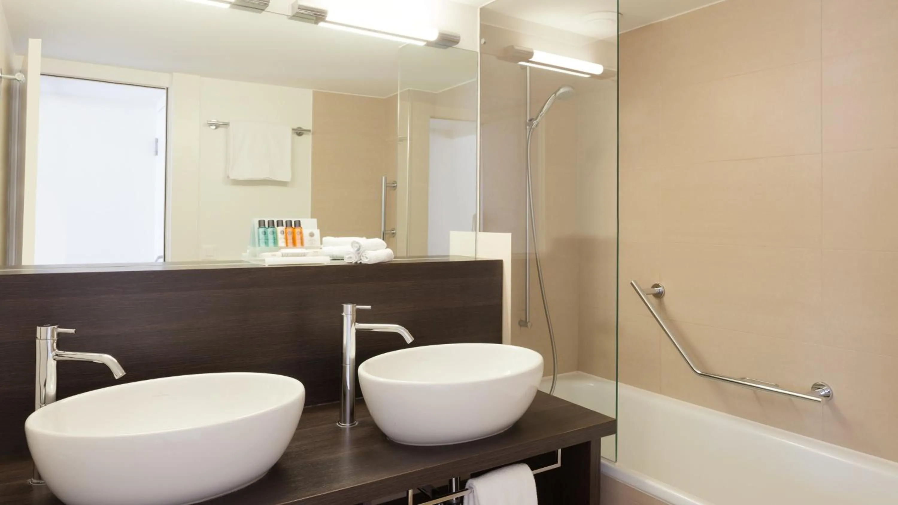 Bathroom in Crowne Plaza Zürich by IHG