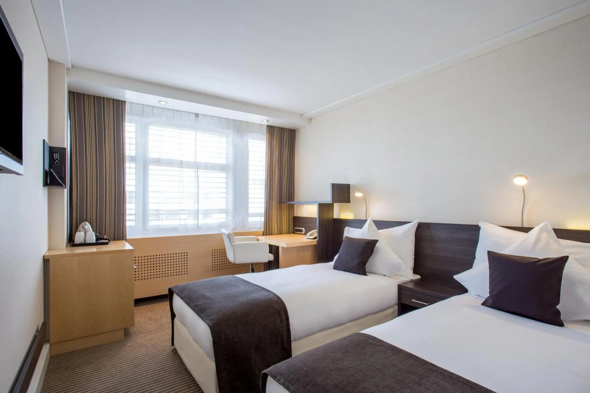 Photo of the whole room, Bed in Crowne Plaza Zürich by IHG