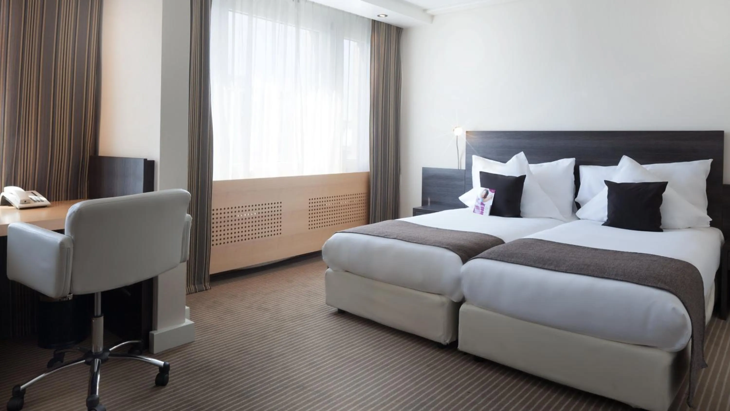 Photo of the whole room, Bed in Crowne Plaza Zürich by IHG
