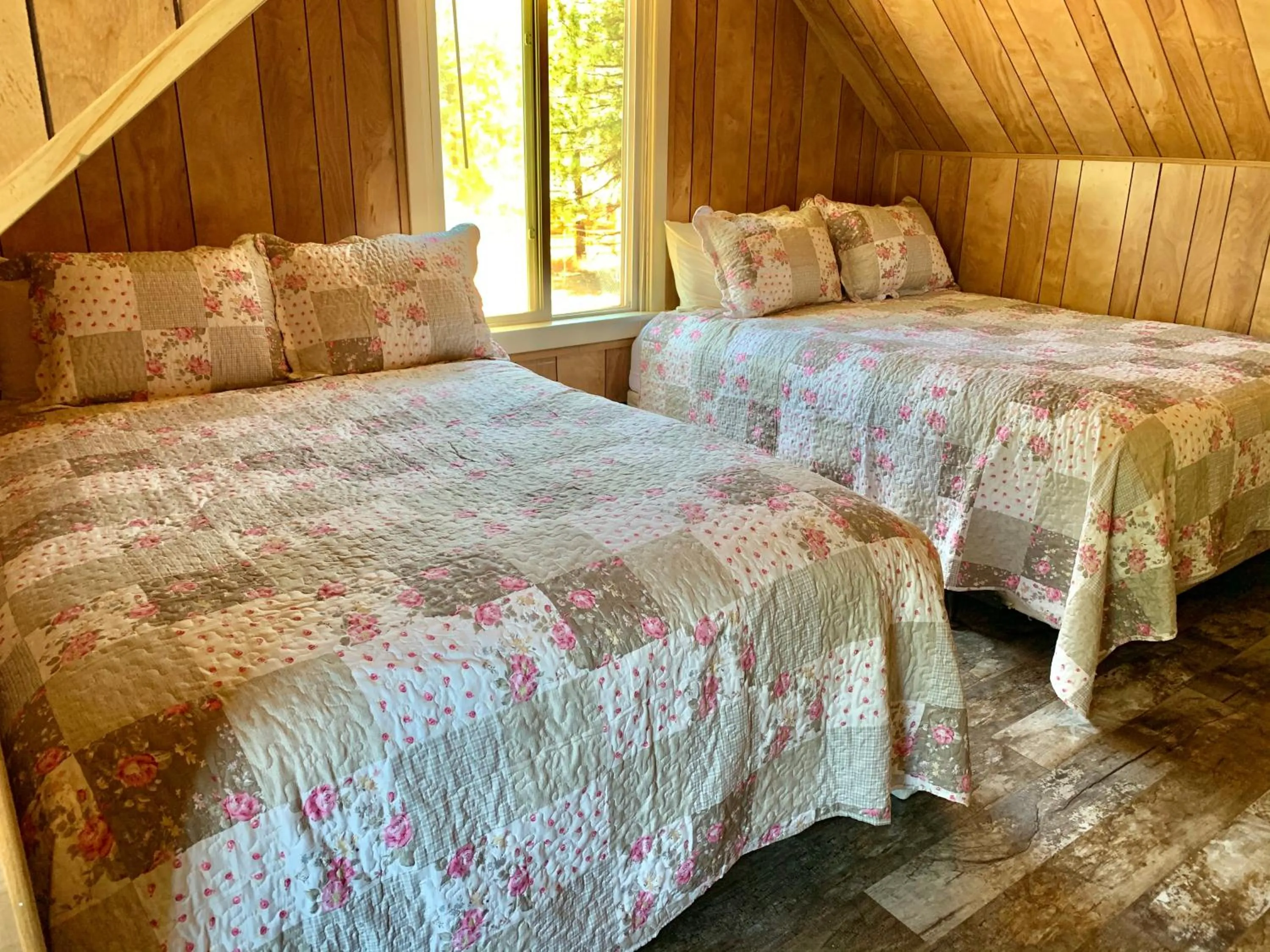 Bedroom, Bed in Grey Squirrel Resort