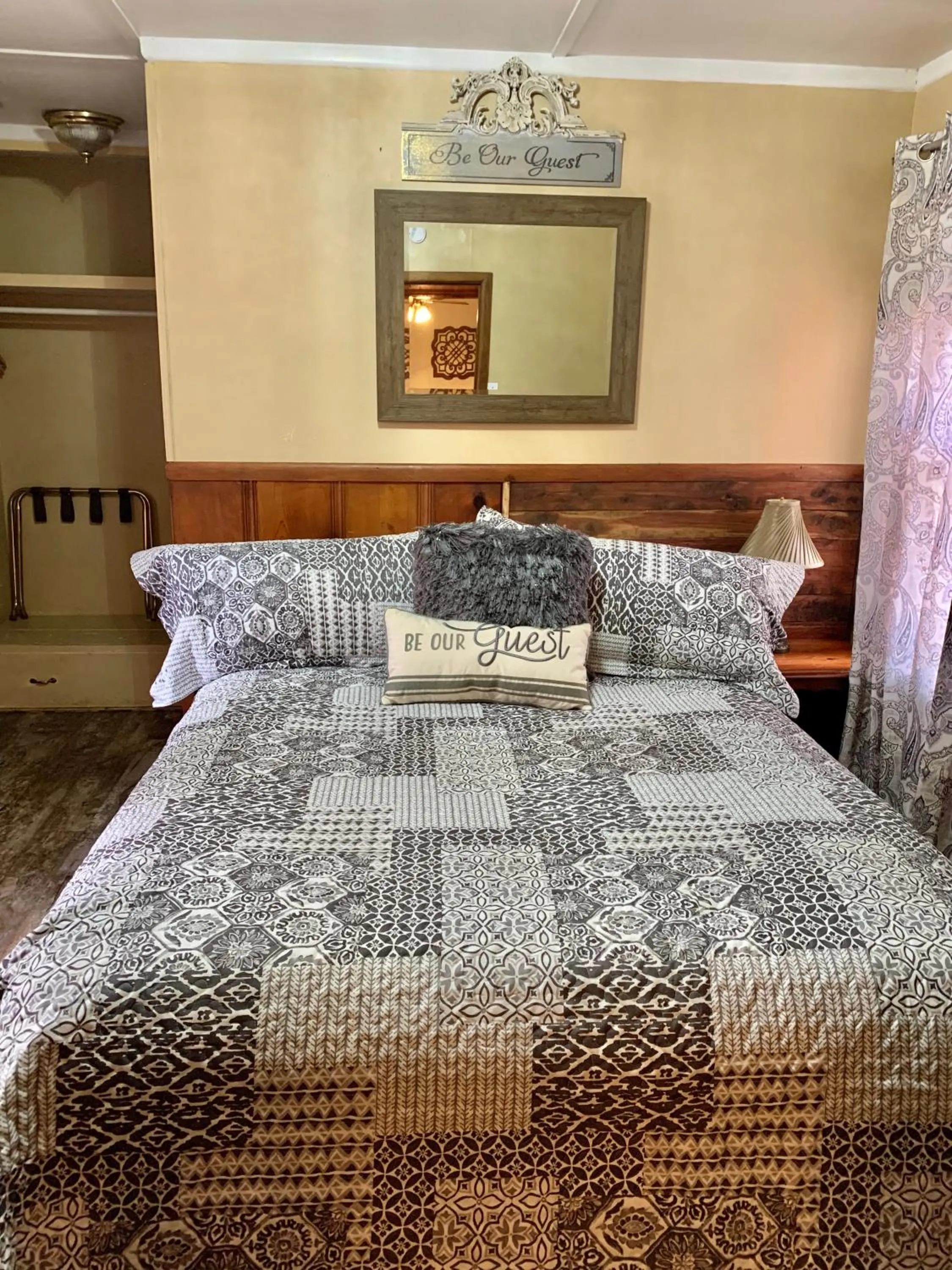 Bedroom, Bed in Grey Squirrel Resort