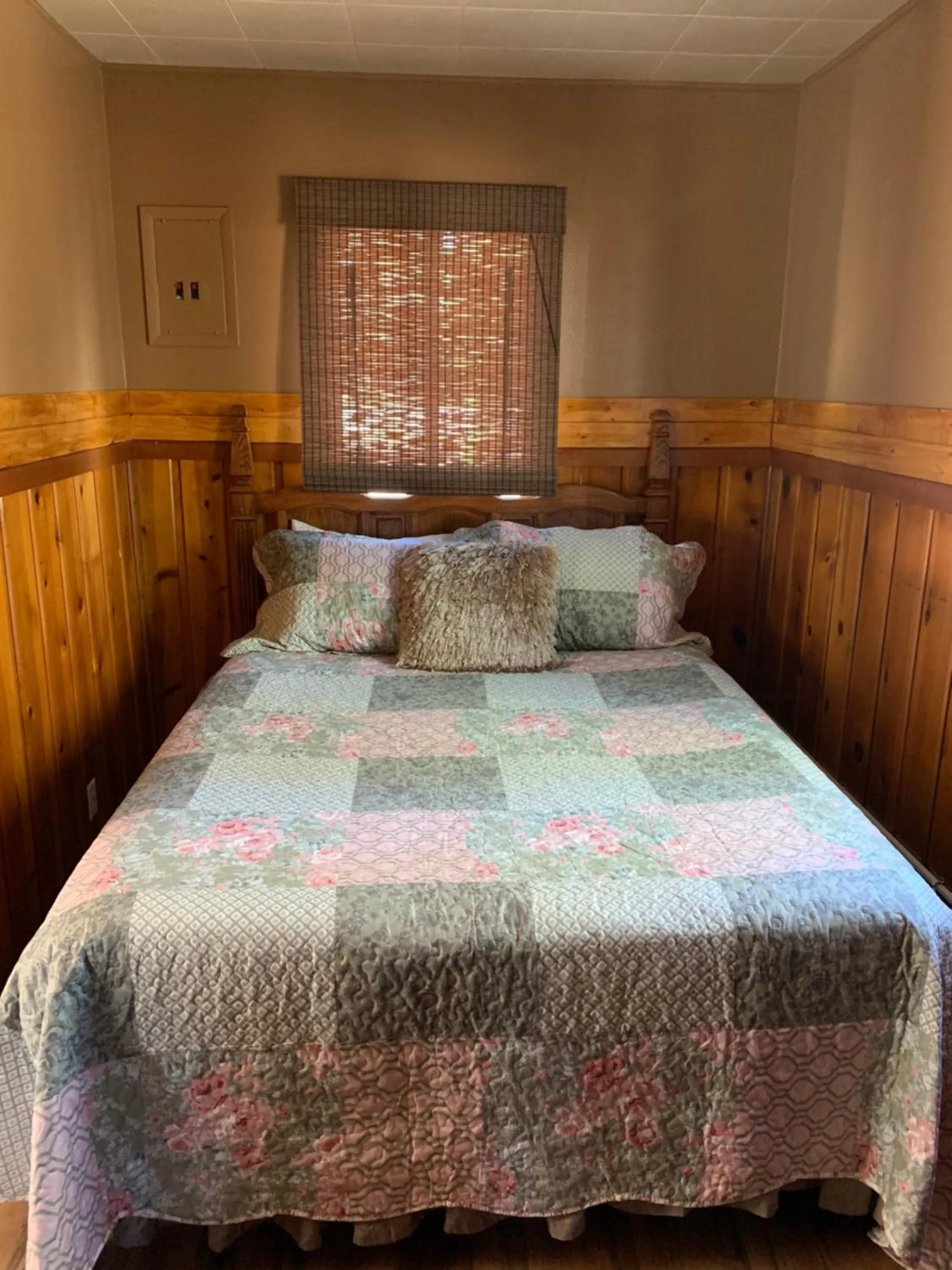 Bedroom, Bed in Grey Squirrel Resort