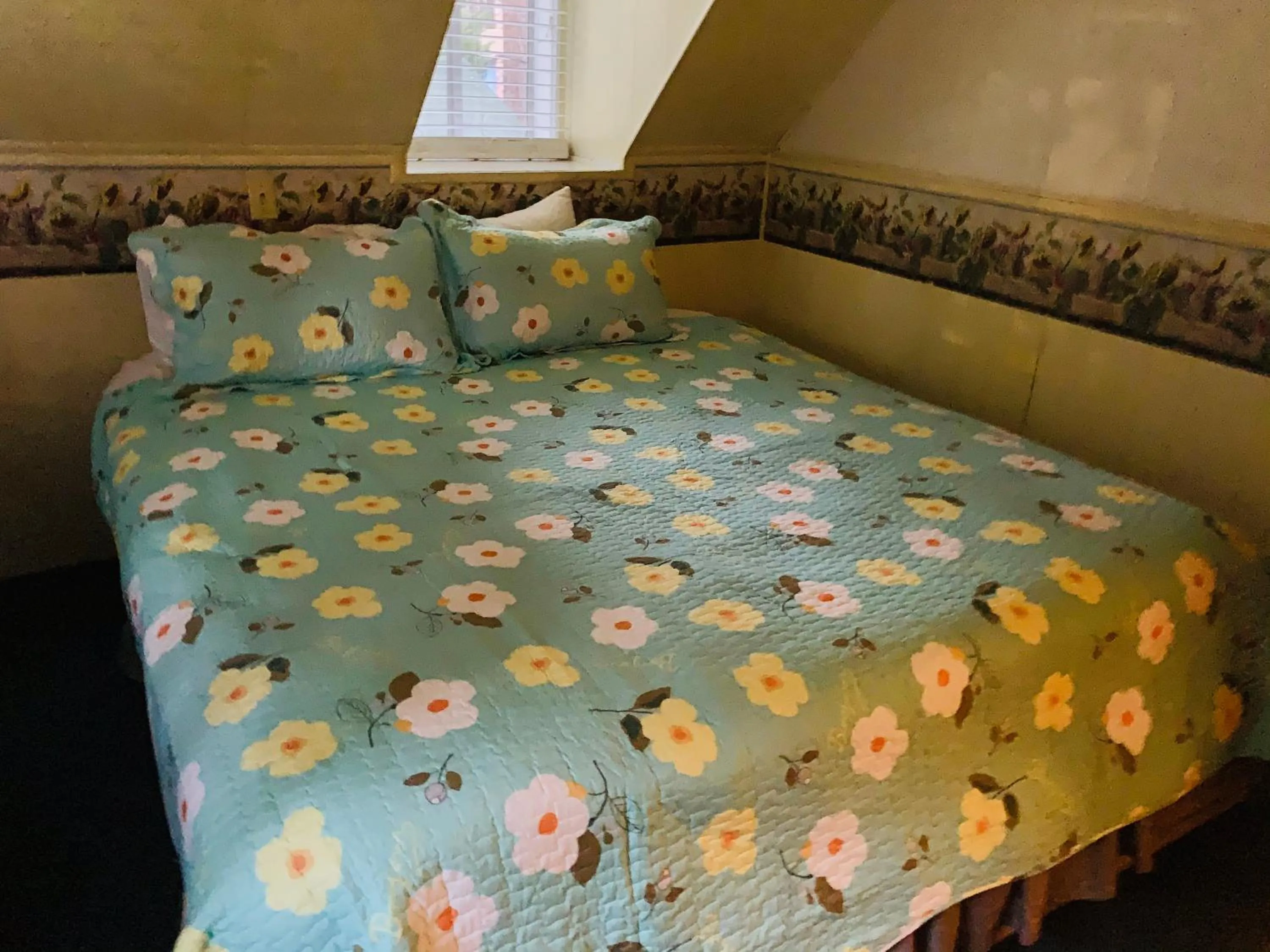 Bedroom, Bed in Grey Squirrel Resort