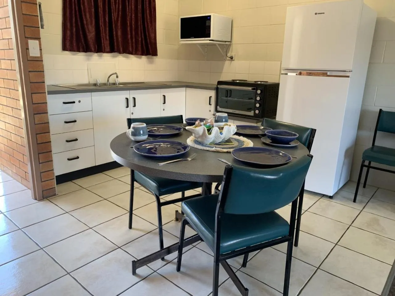 Kitchen or kitchenette in Sandpiper Motel